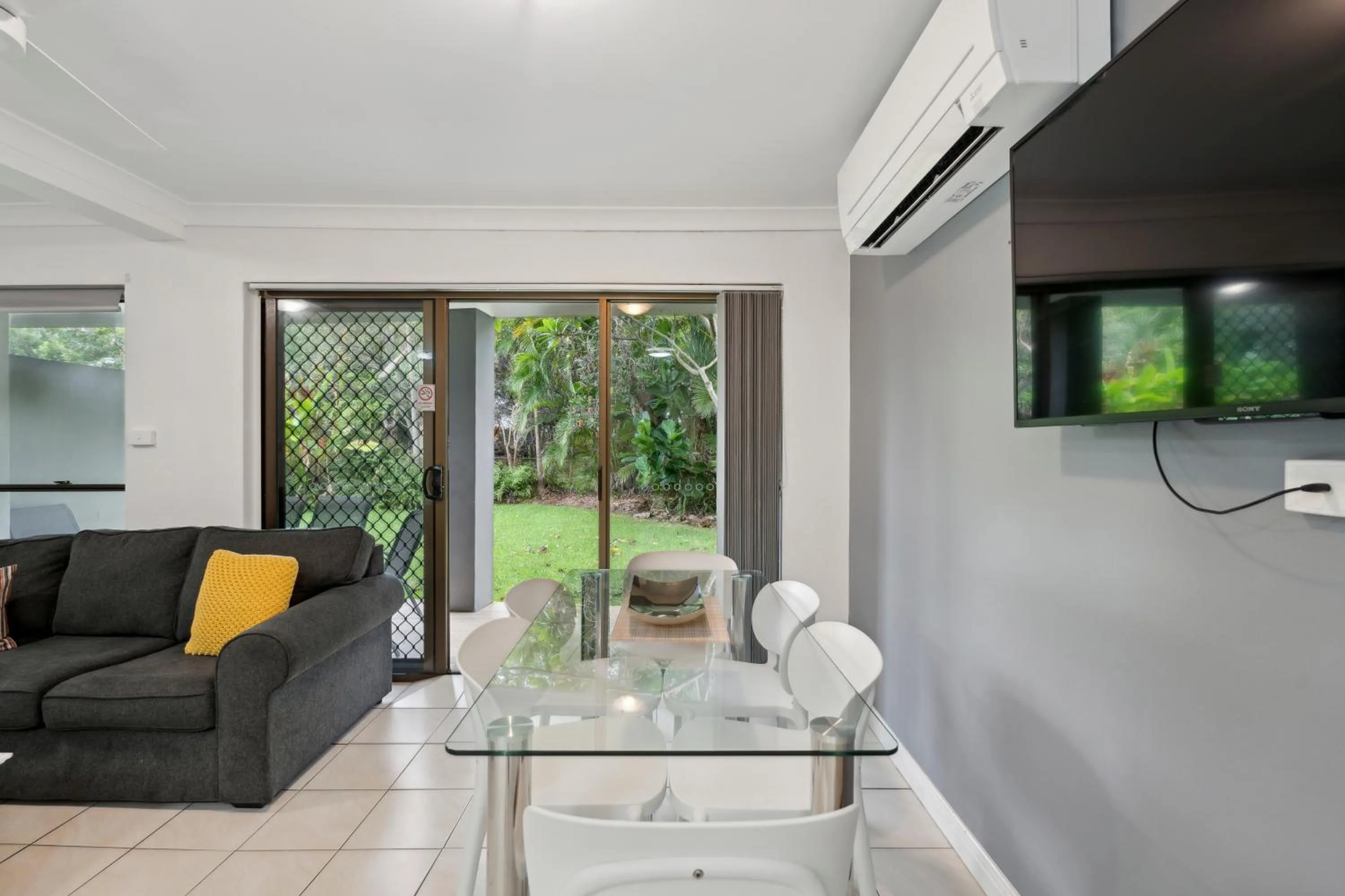 Dining area in Smugglers On The Beach