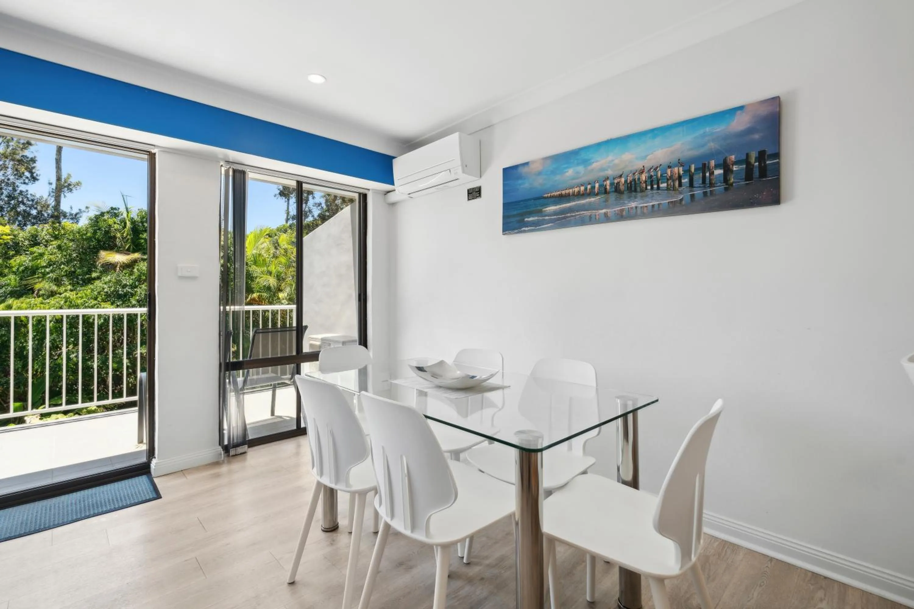 Dining area in Smugglers On The Beach