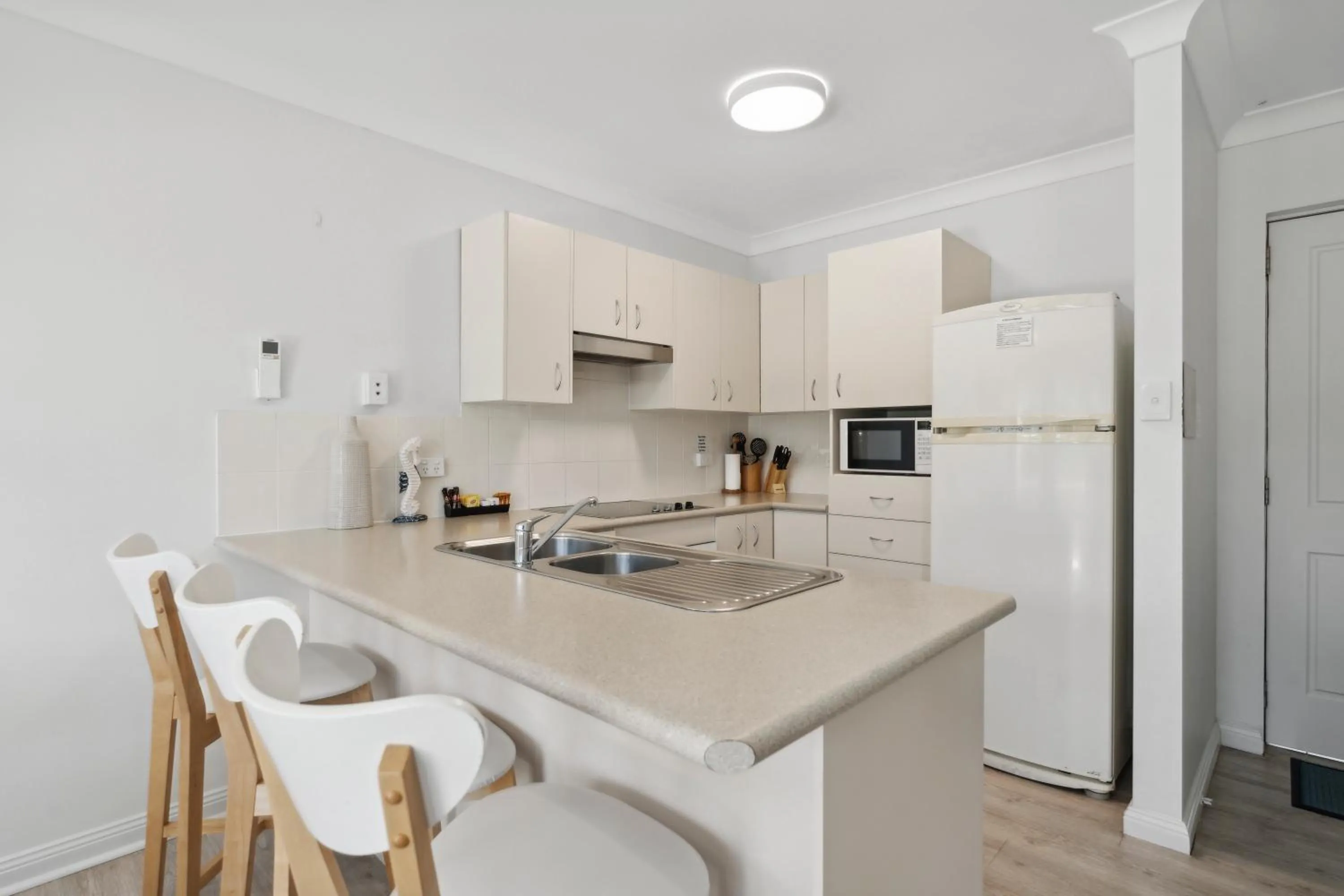 dishwasher in Smugglers On The Beach