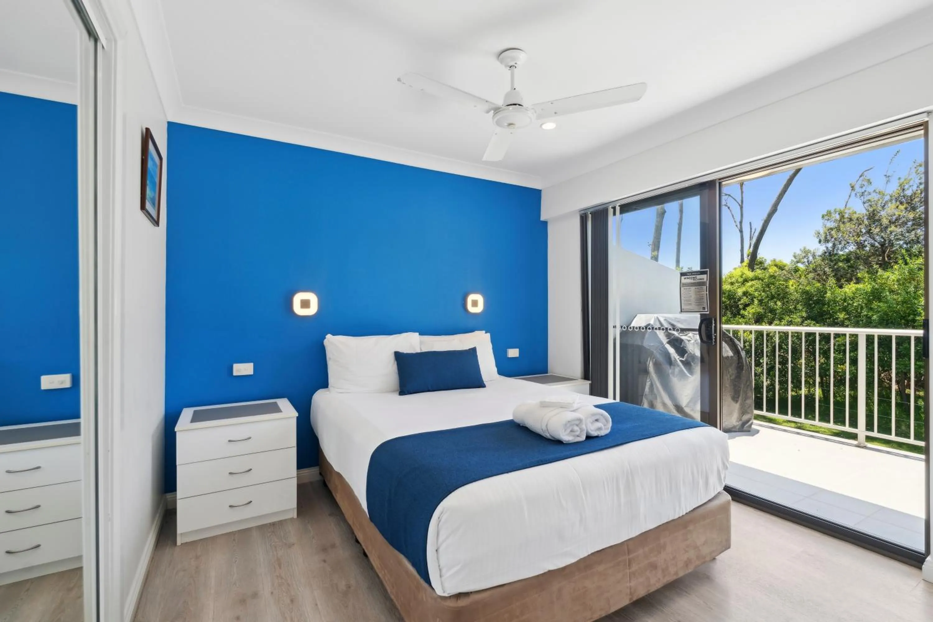 Bedroom, Bed in Smugglers On The Beach