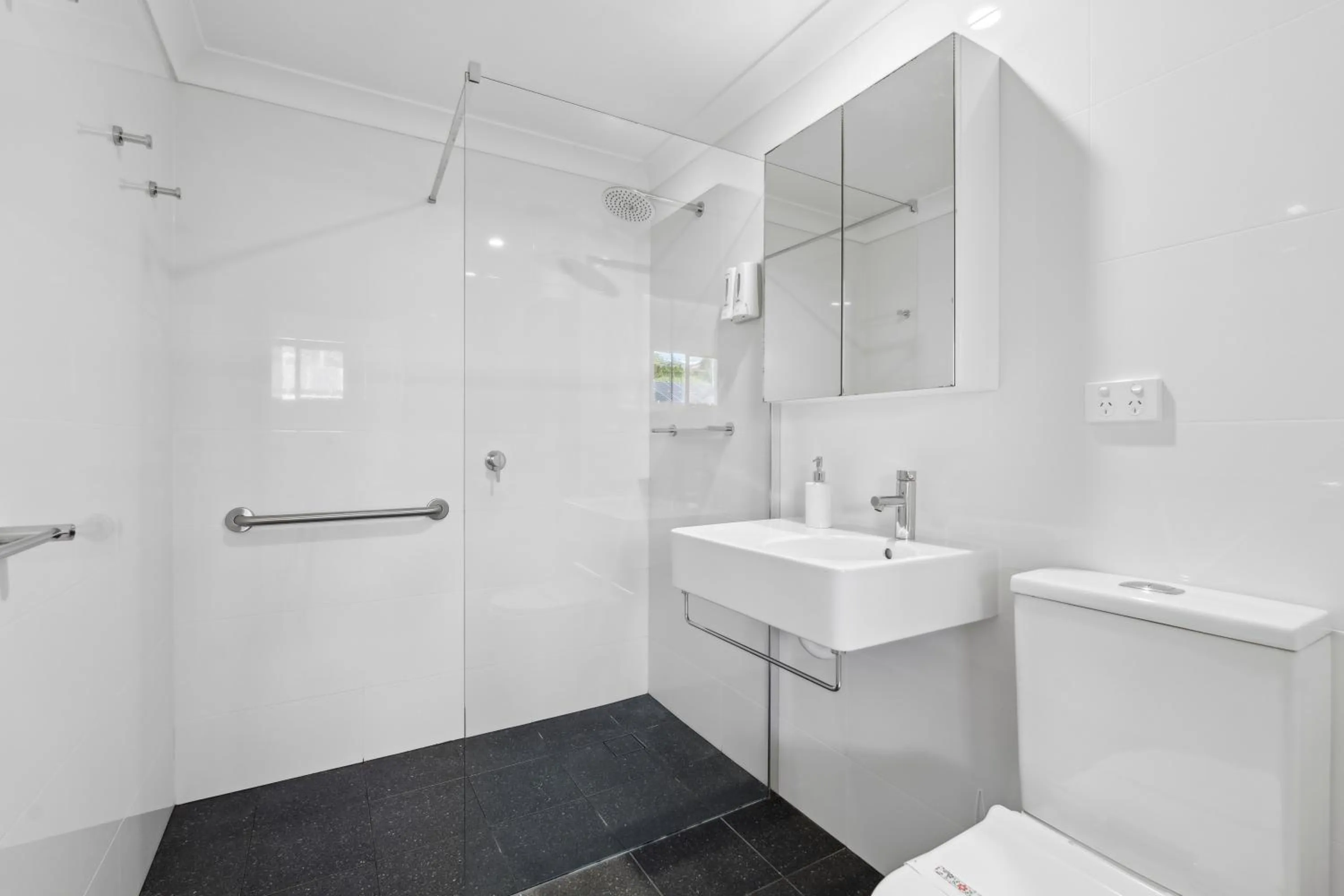 Bathroom in Smugglers On The Beach