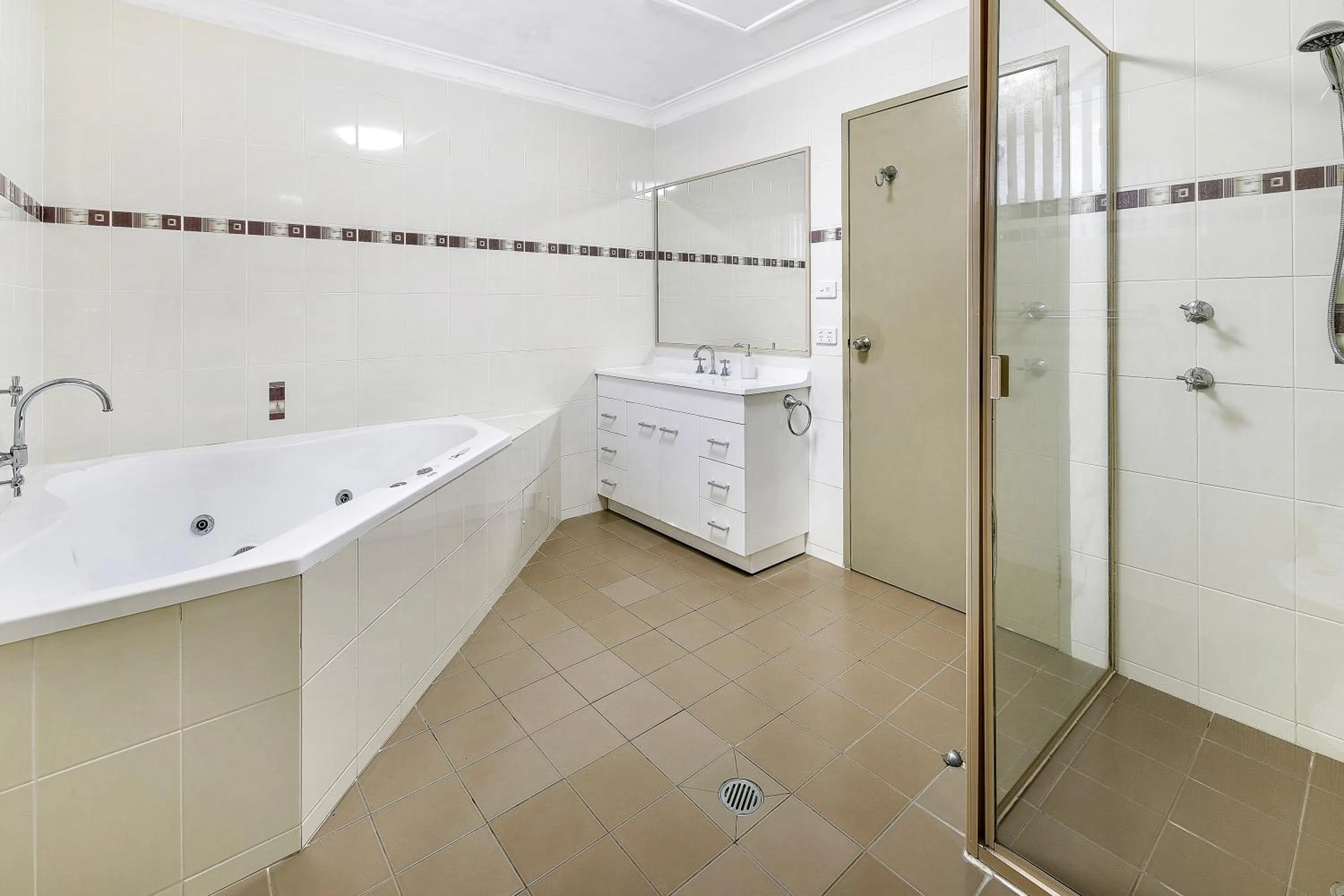 Bathroom in Smugglers On The Beach