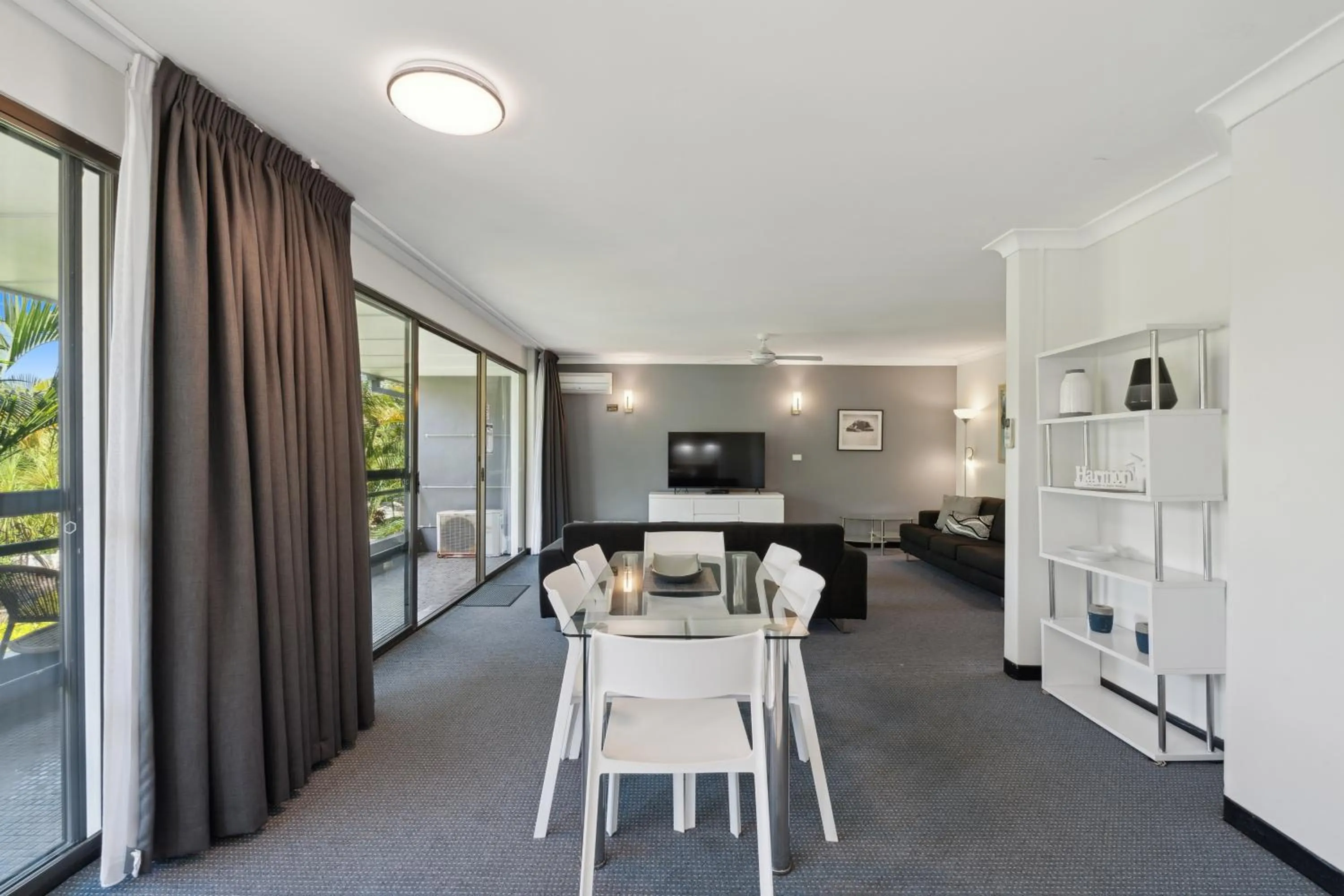 Dining area in Smugglers On The Beach