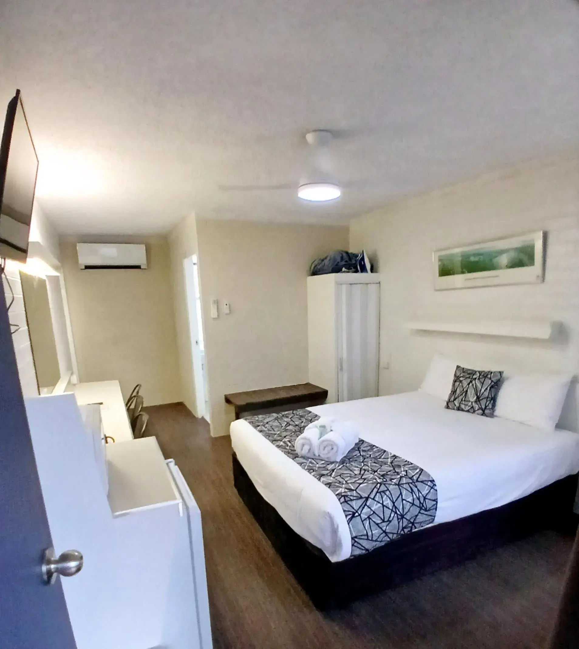 Two-Bedroom Suite in Coastal Bay Motel Two-Bedroom Suite in Coastal Bay Motel