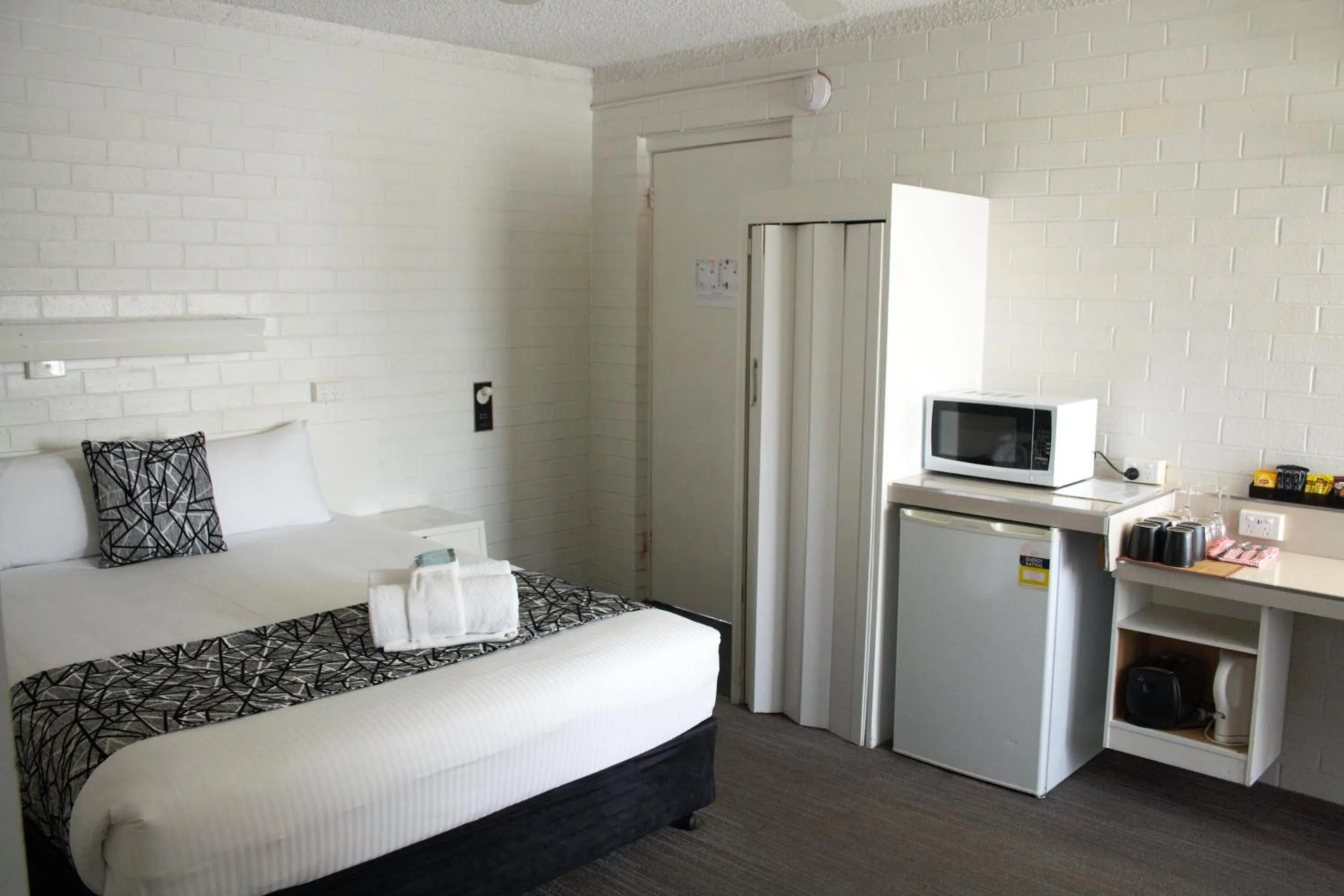 Bed in Coastal Bay Motel