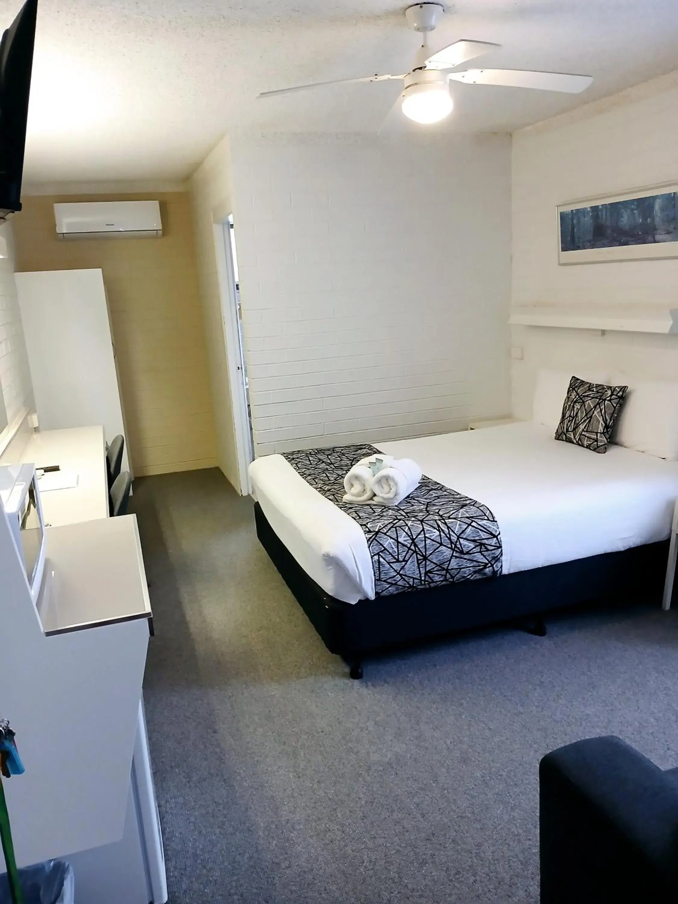 Deluxe Queen Suite in Coastal Bay Motel Deluxe Queen Suite in Coastal Bay Motel