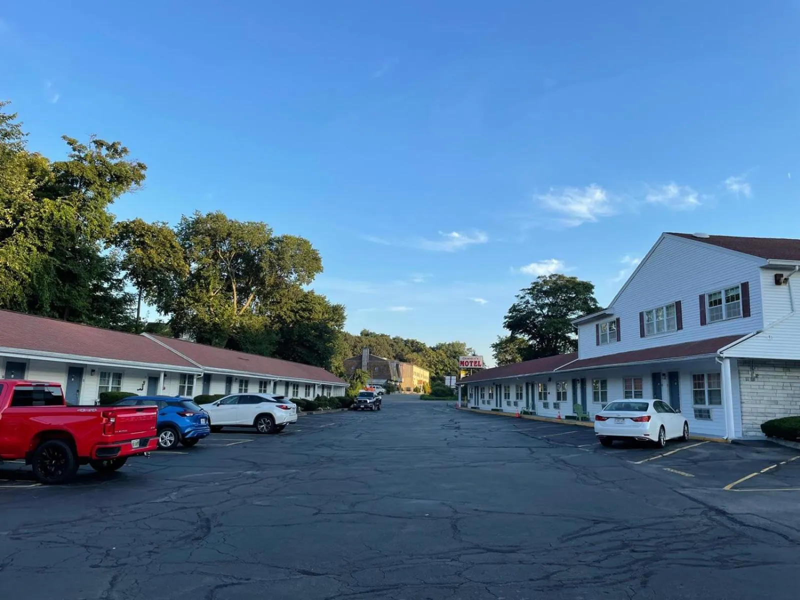 Chisholm's Motor Inn