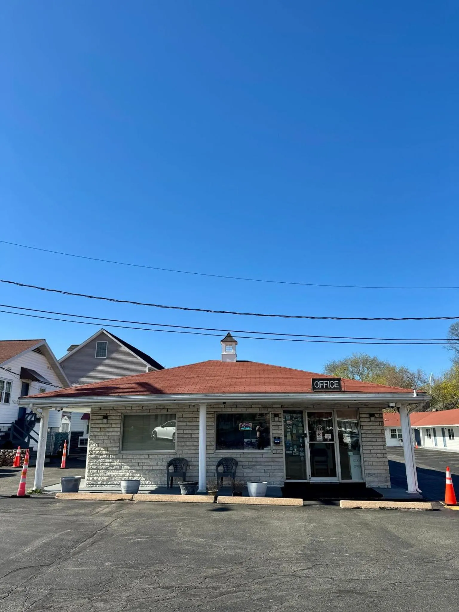 Chisholm's Motor Inn