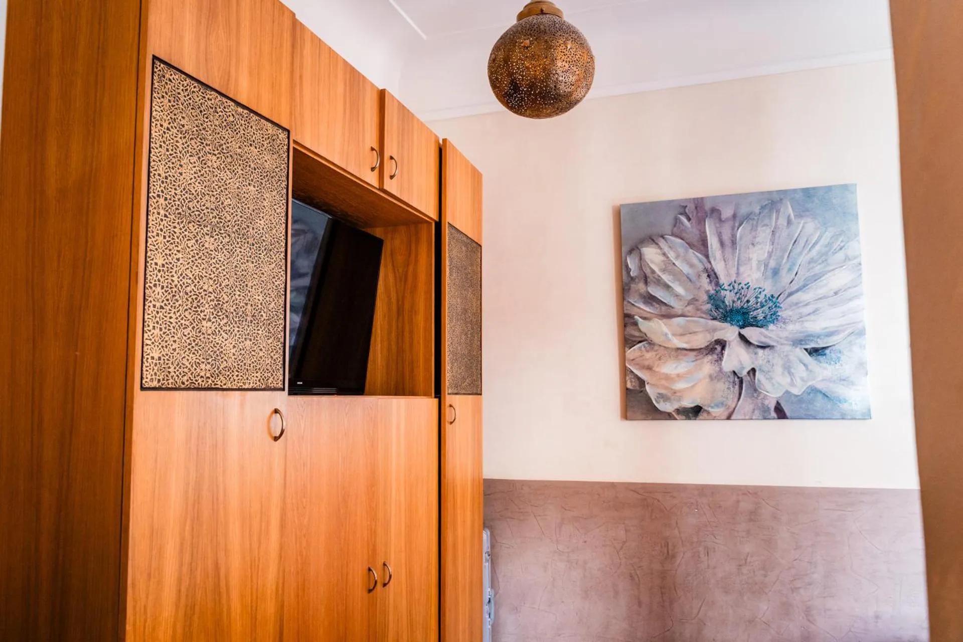 TV and multimedia in Ysalis Riad Restaurant & Spa