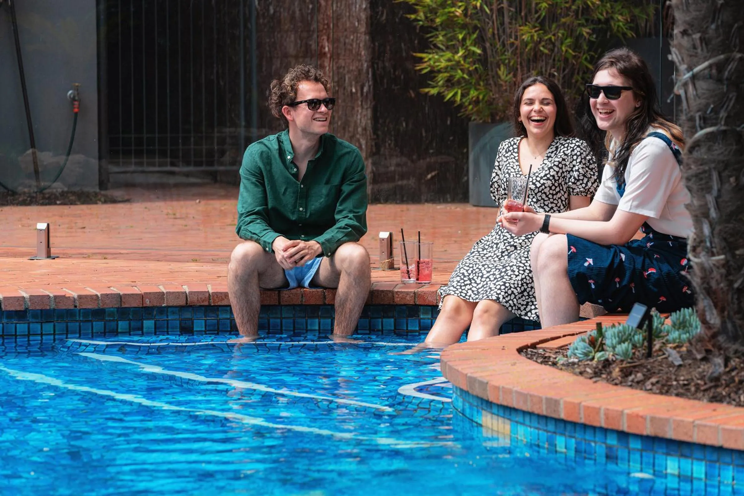 Swimming pool in Mercure Albury