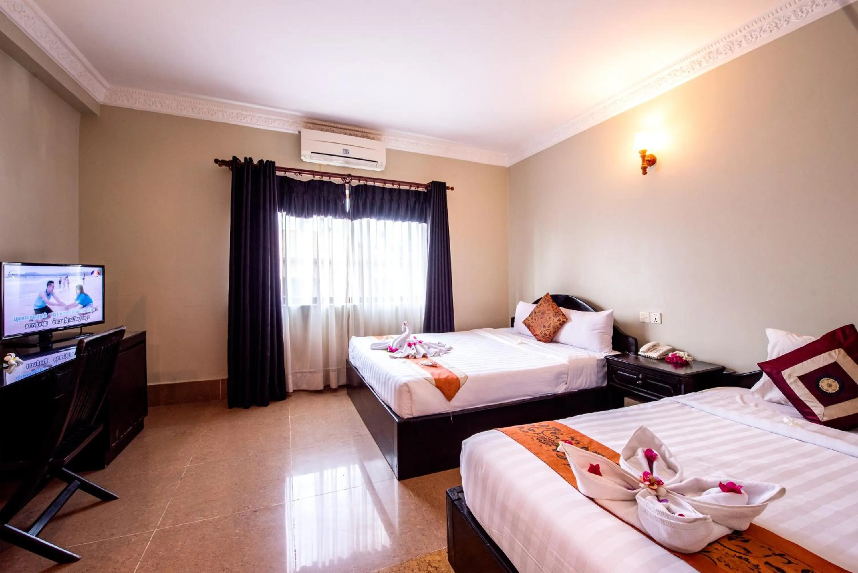 Living room, Bed in Central Night Hotel