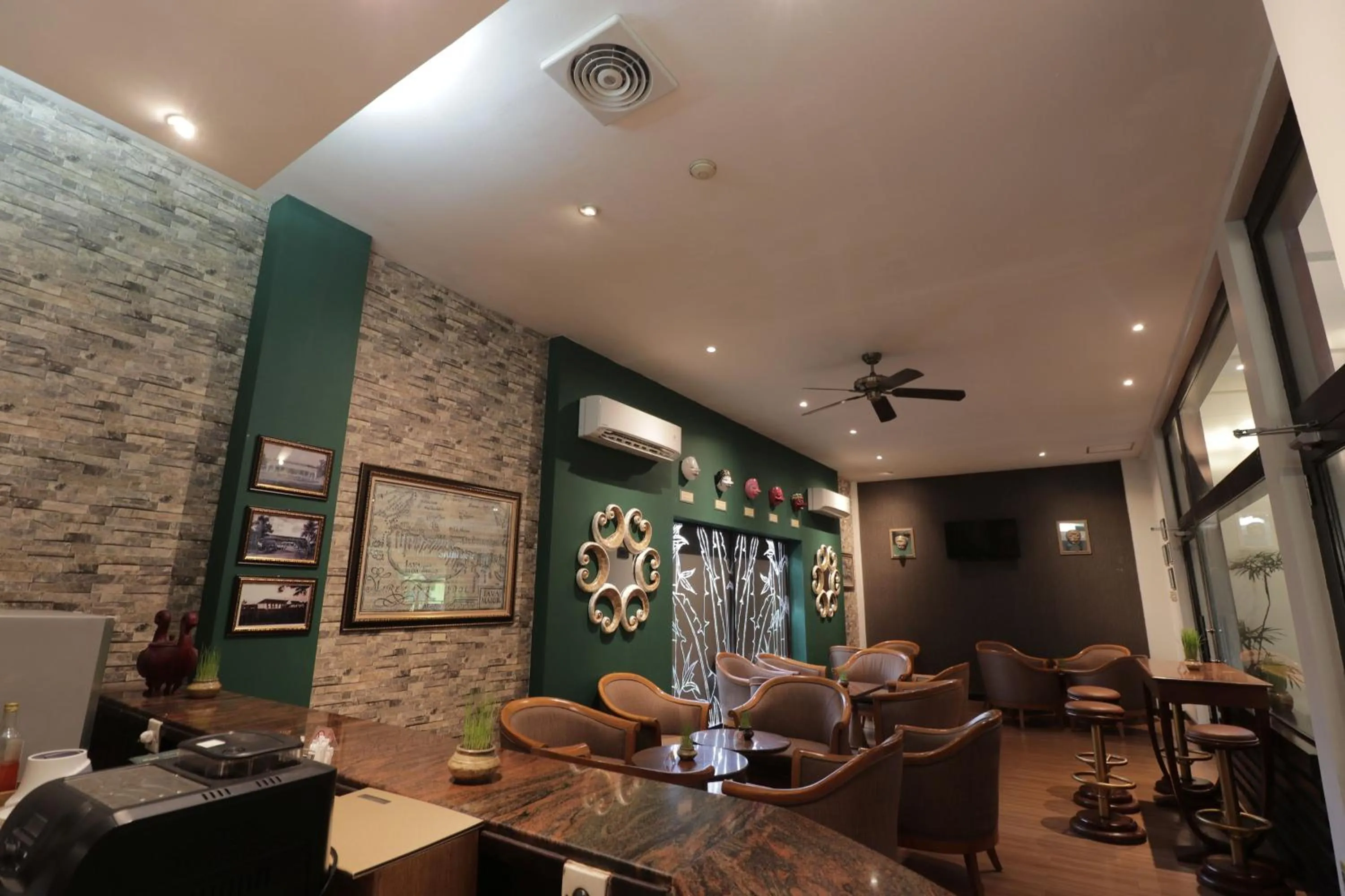 Lounge or bar in Hotel Santika Cirebon