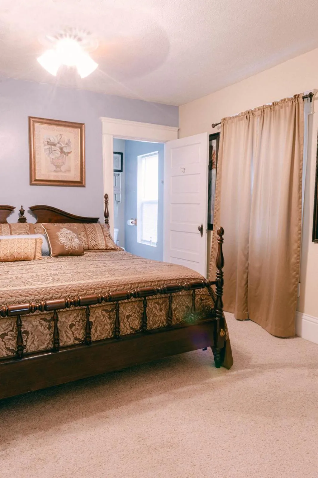 King Room in The Wolf Manor