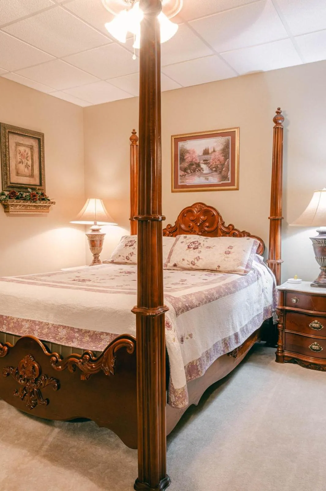 Queen Room in The Wolf Manor