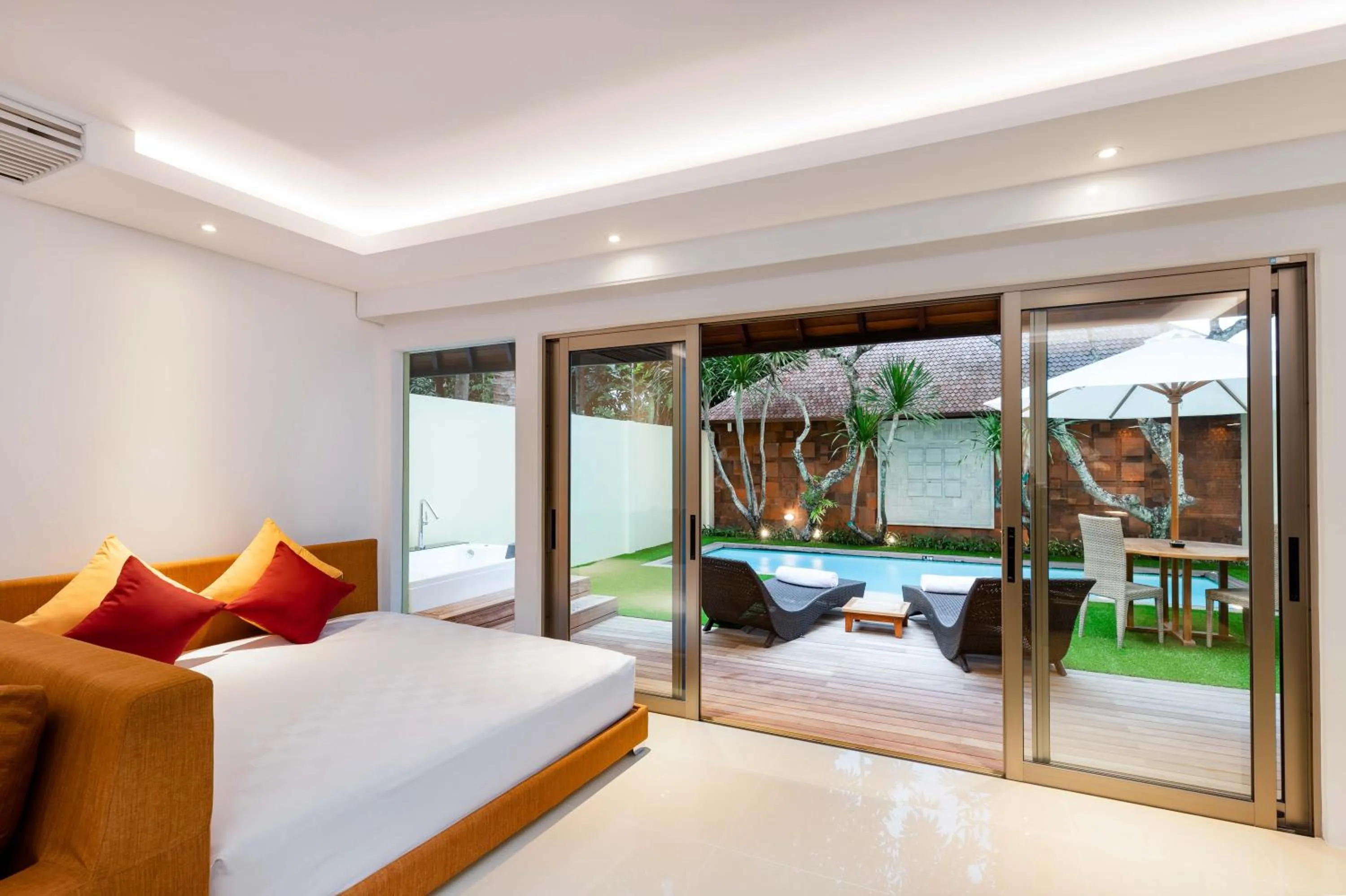 Swimming pool, Bed in Downtown Villas