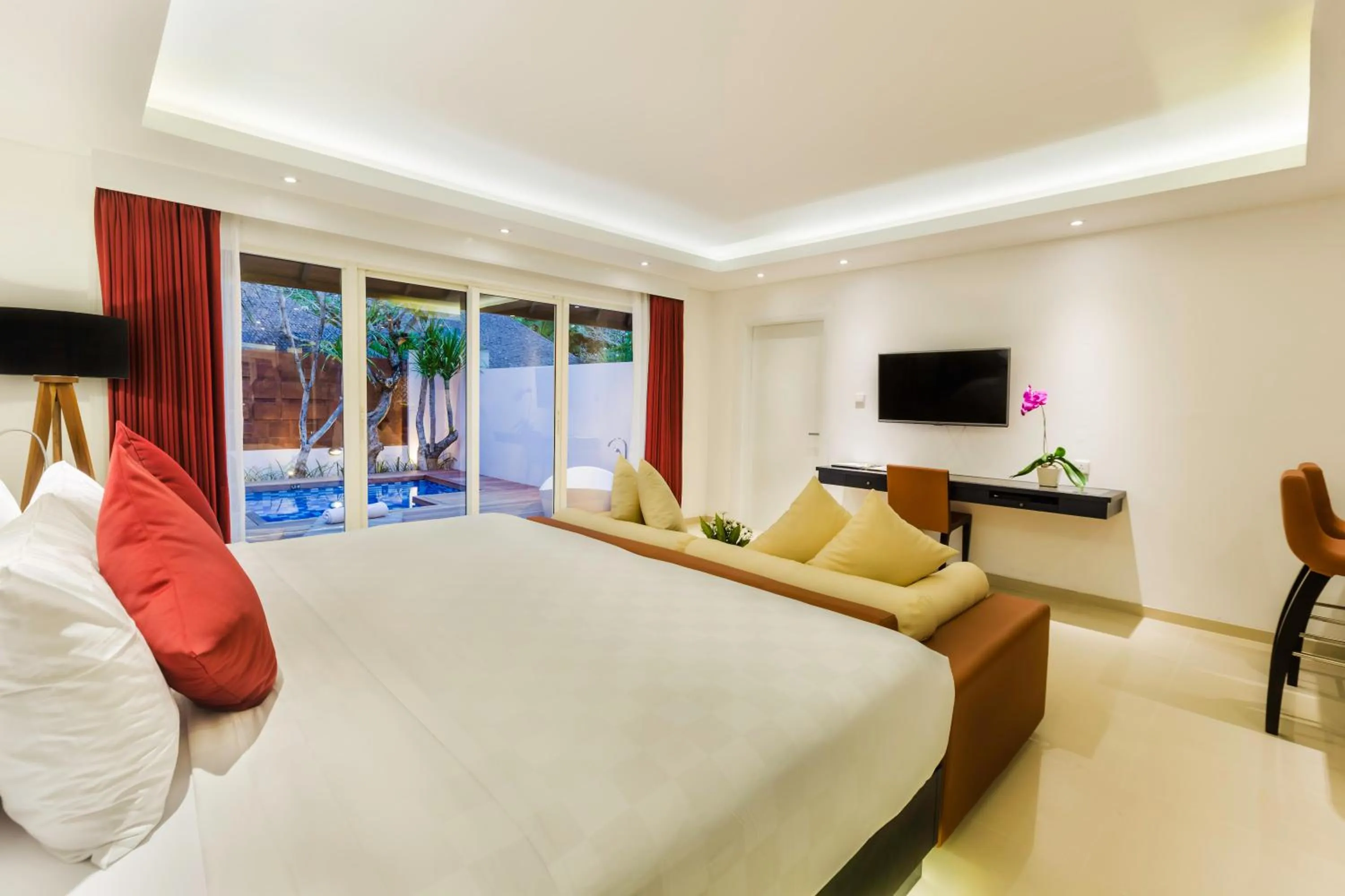 Photo of the whole room, Bed in Downtown Villas