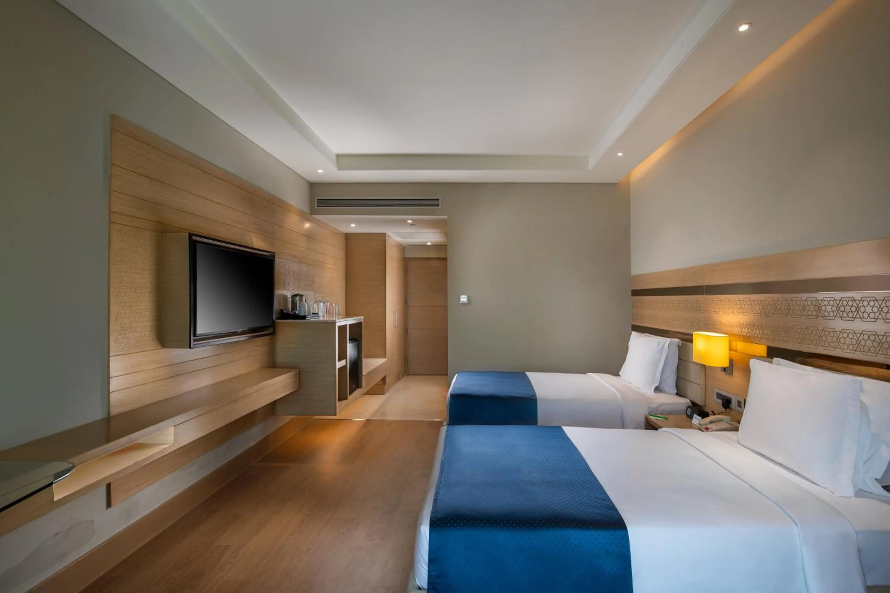 Photo of the whole room, Bed in Holiday Inn Agra MG Road an IHG Hotel