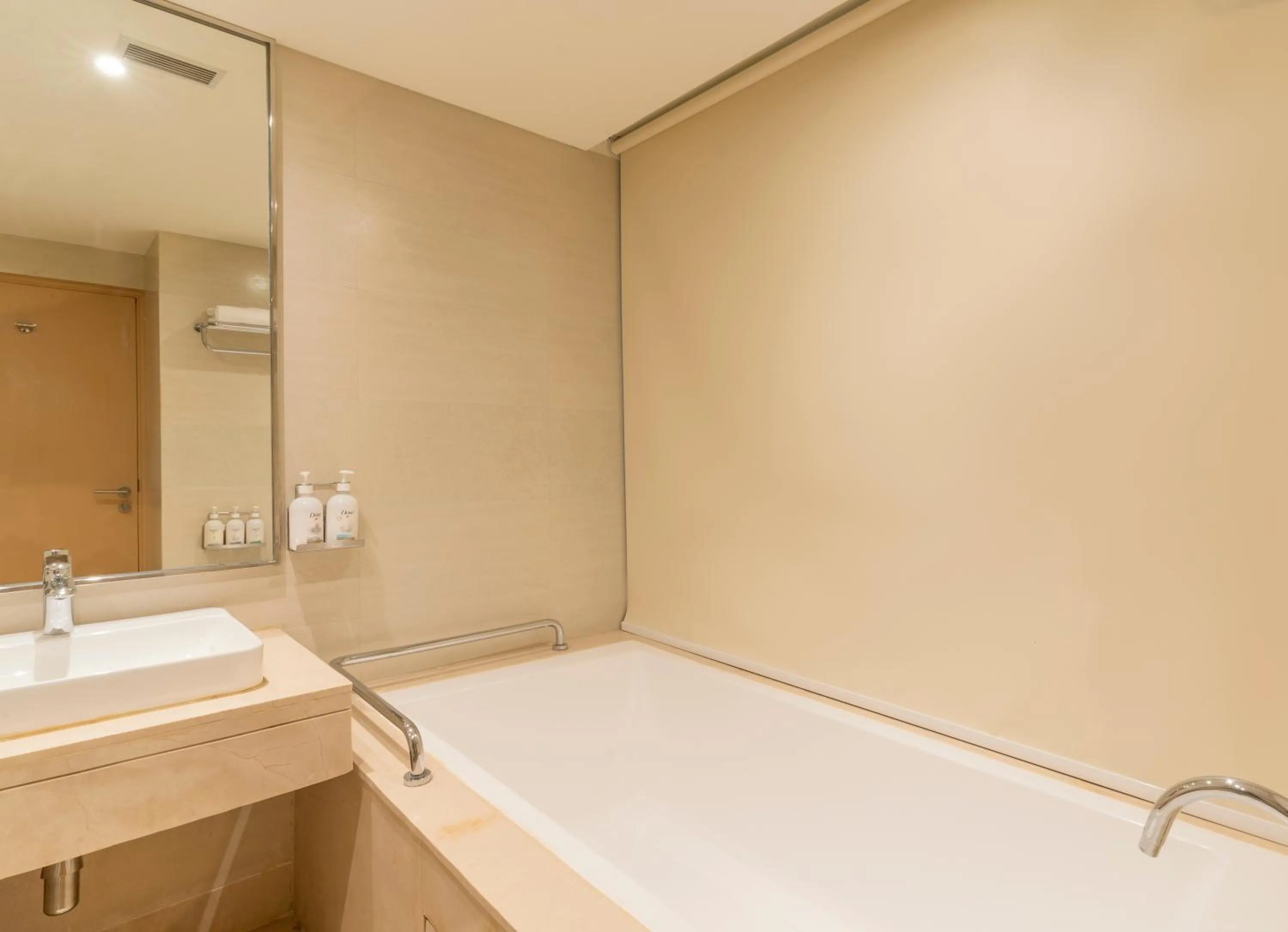 Bath in Holiday Inn Agra MG Road an IHG Hotel