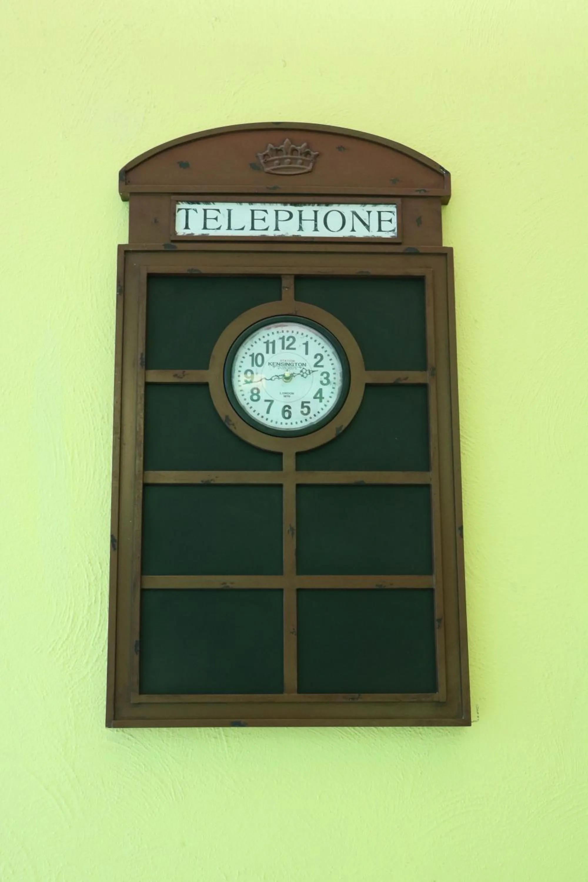 Text overlay in Miami Inn