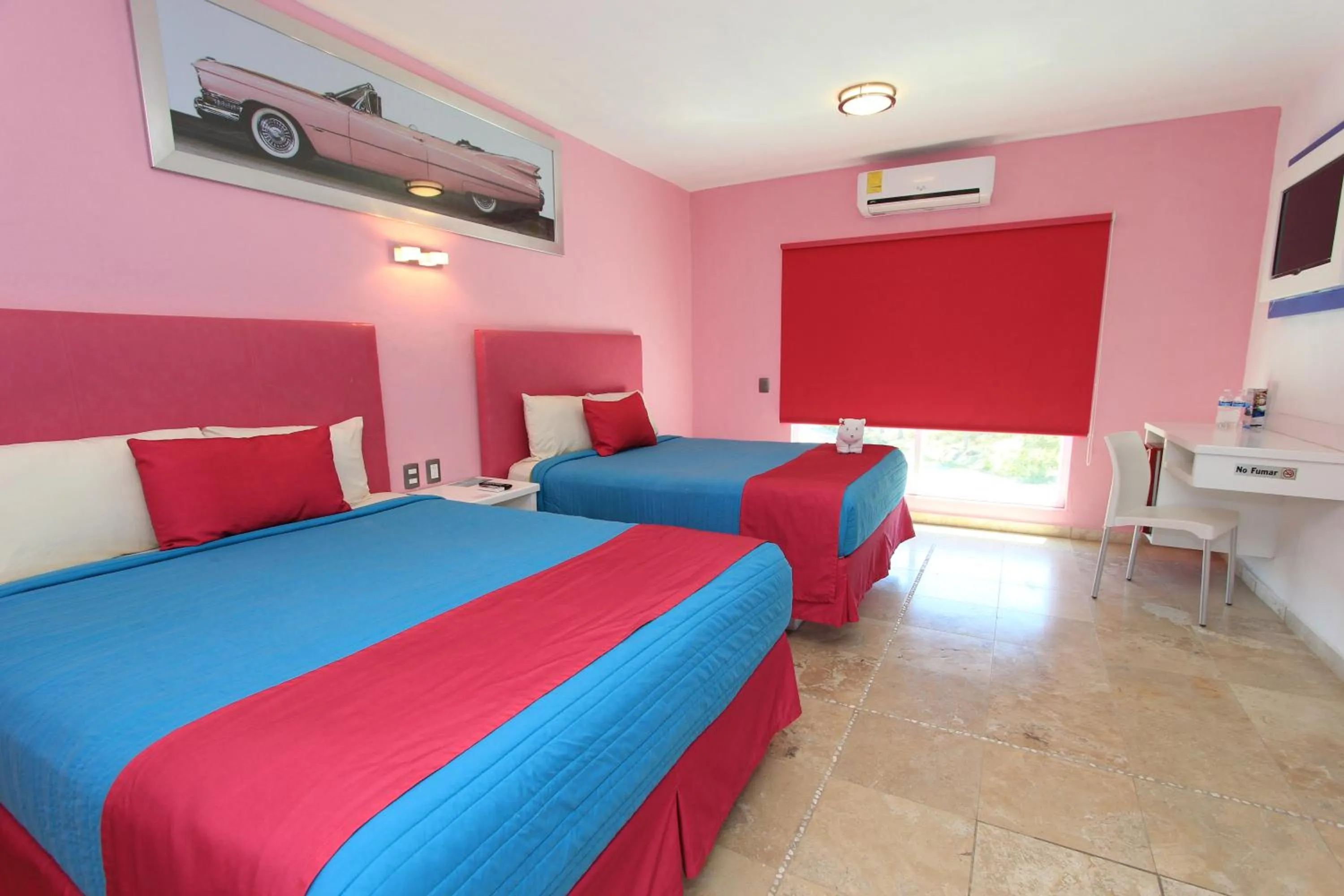 Photo of the whole room, Bed in Miami Inn