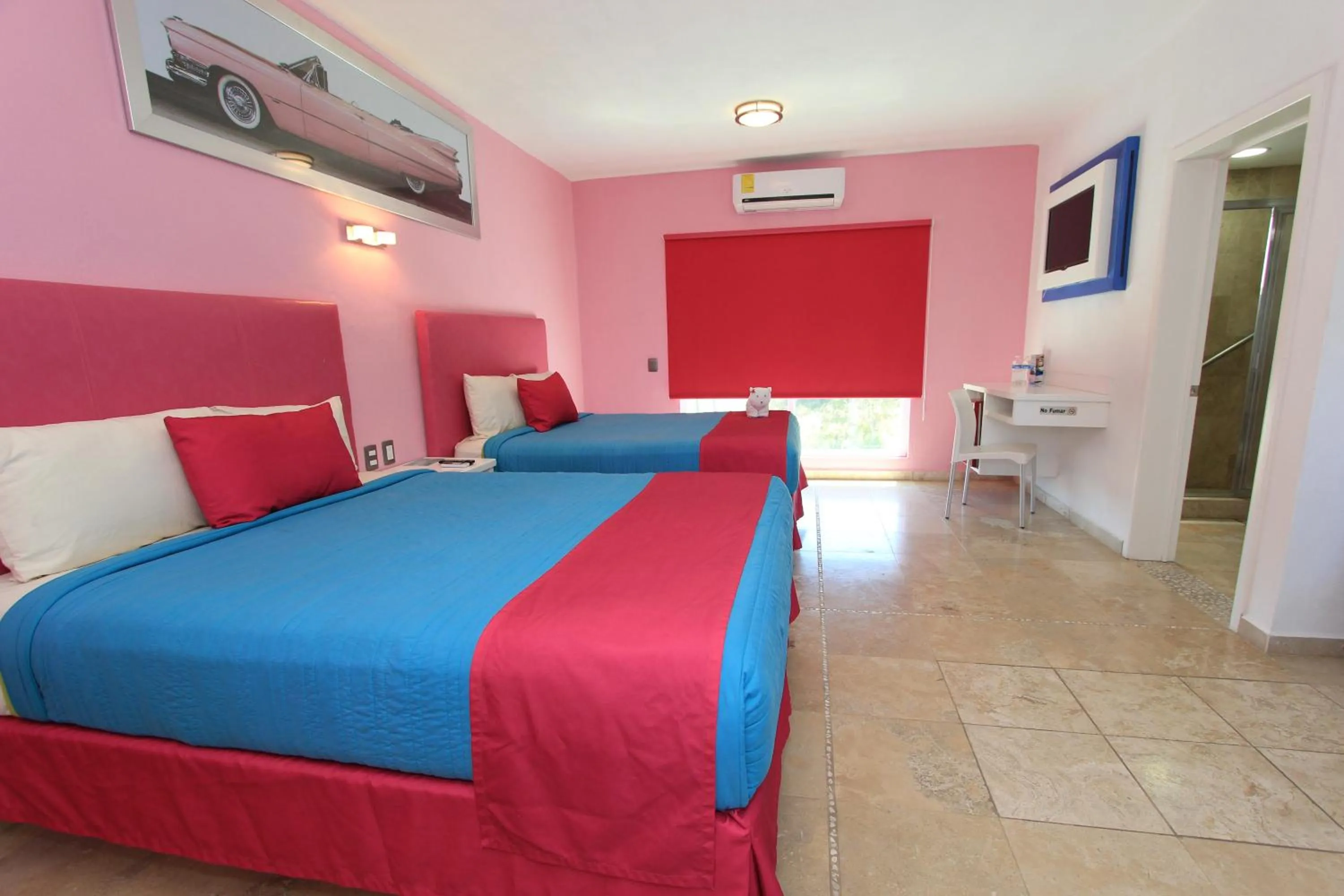 Property building, Bed in Miami Inn