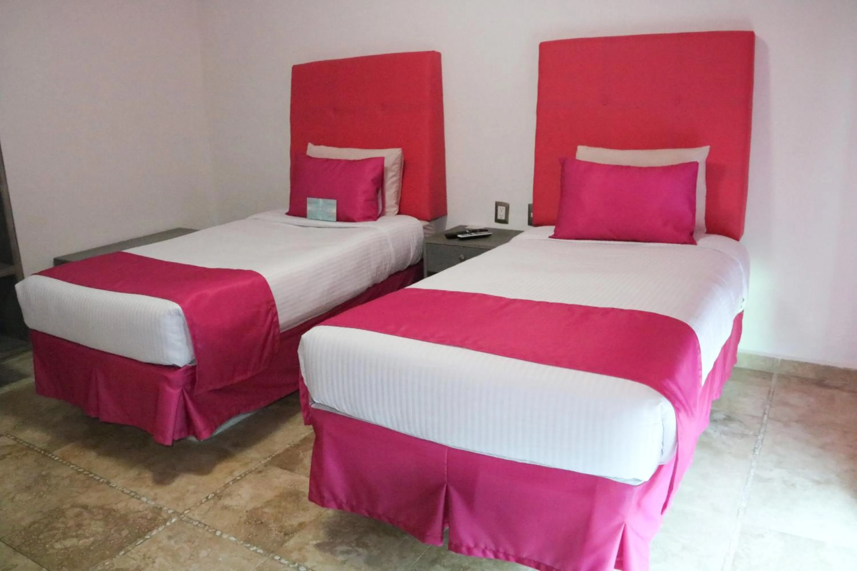 Bedroom, Bed in Miami Inn