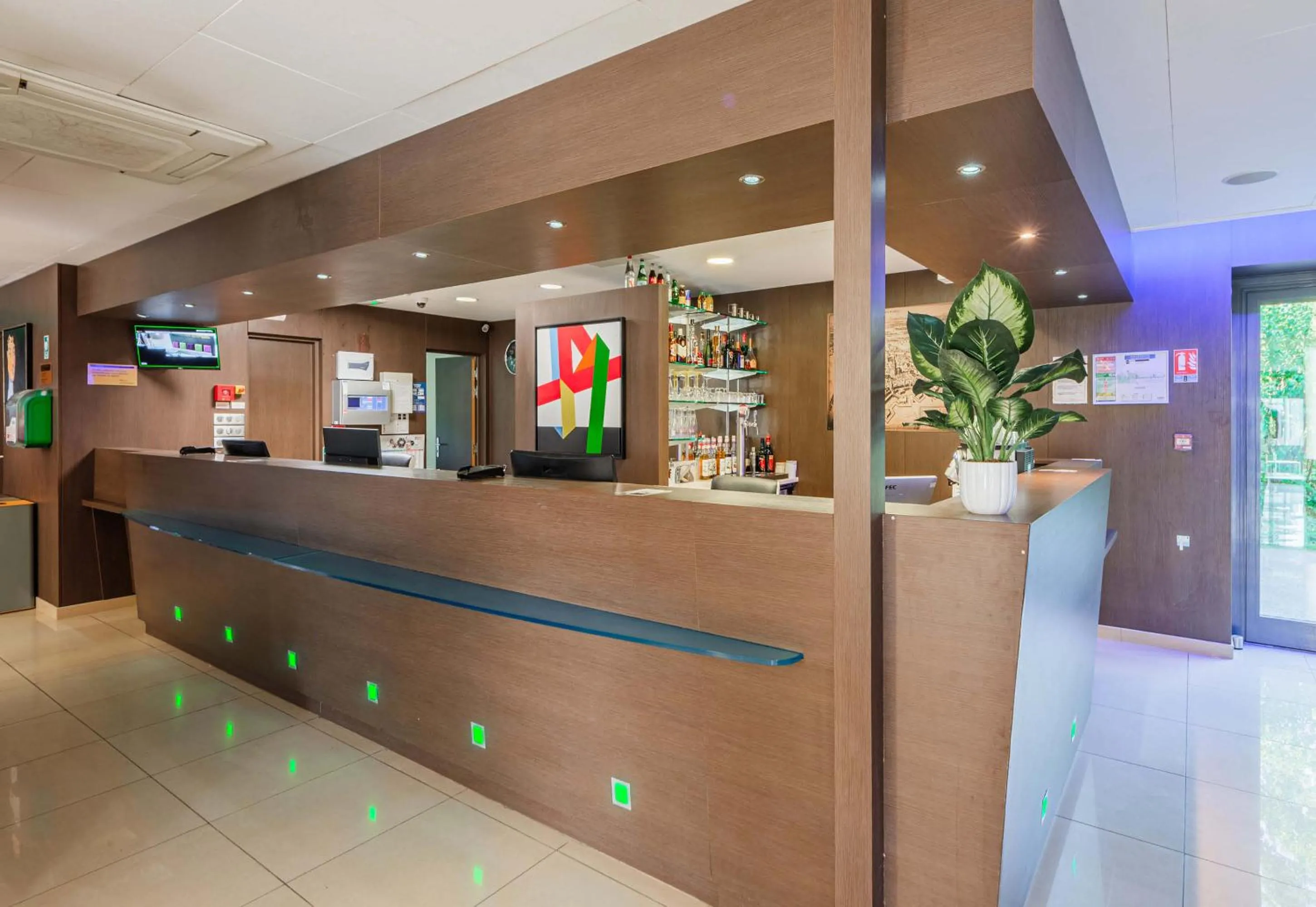 Lobby or reception in B&B HOTEL Colmar Liberté 4 étoiles