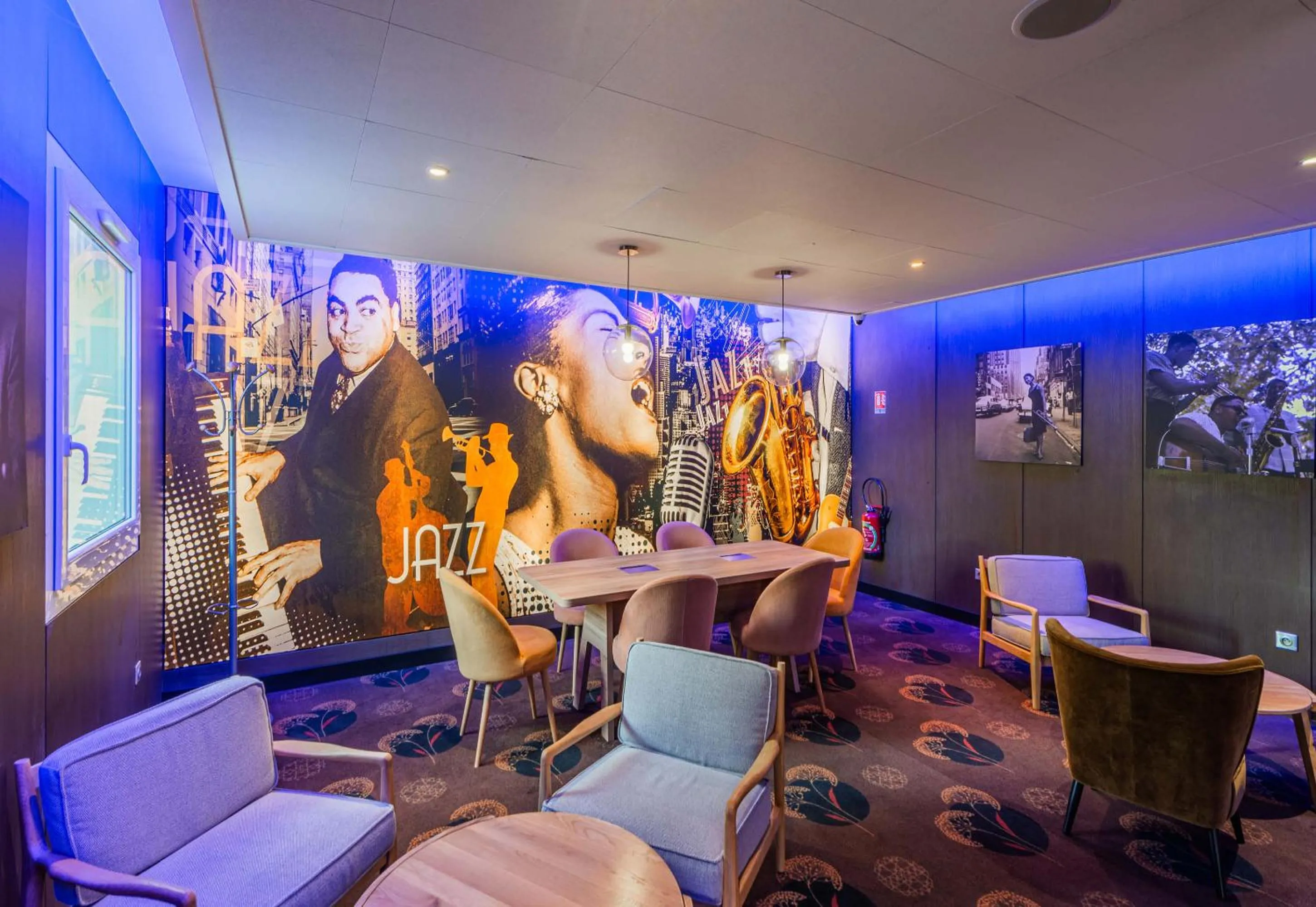 Communal lounge/ TV room in B&B HOTEL Colmar Liberté 4 étoiles