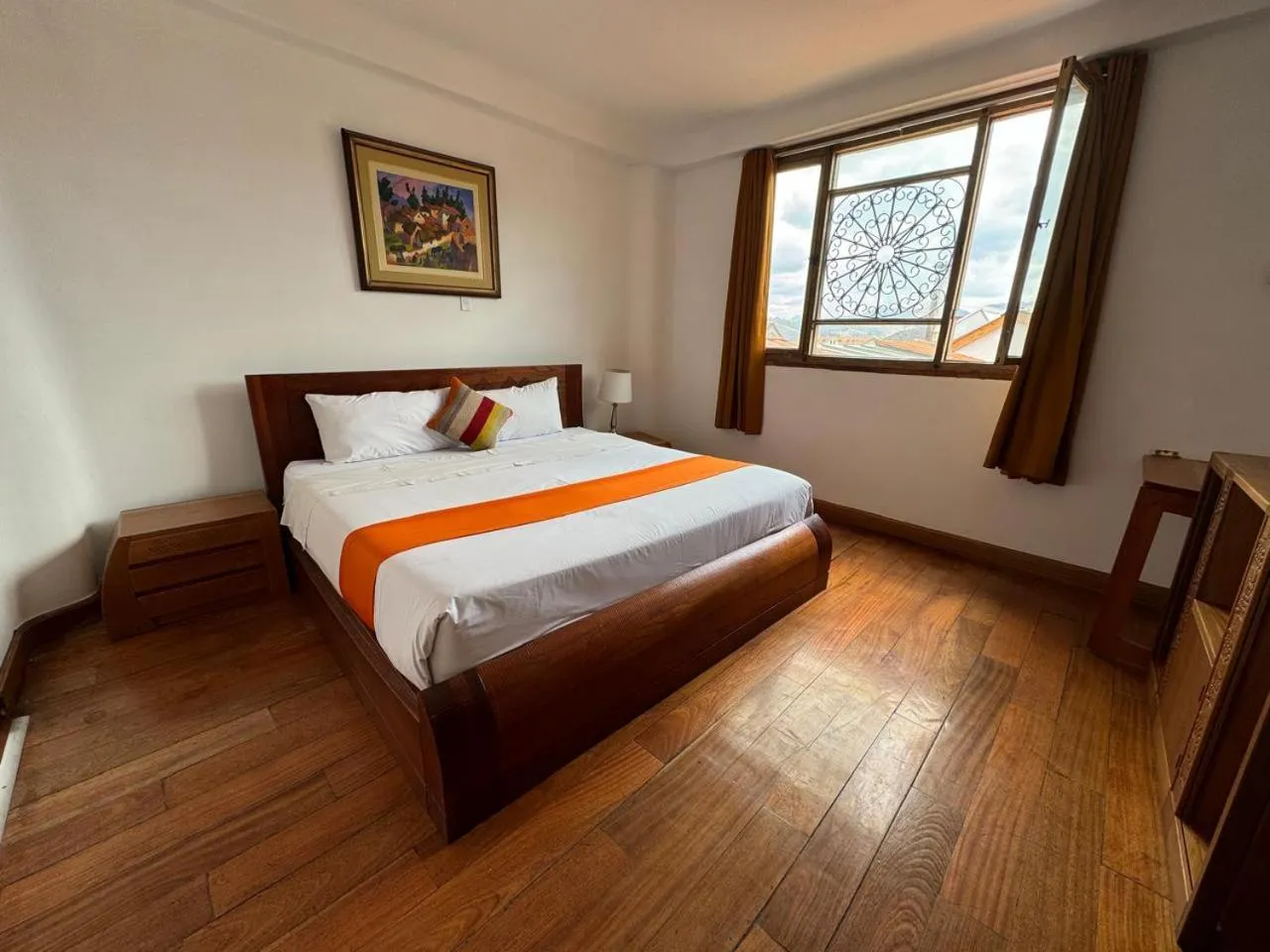 Photo of the whole room, Bed in Waman Qorikancha