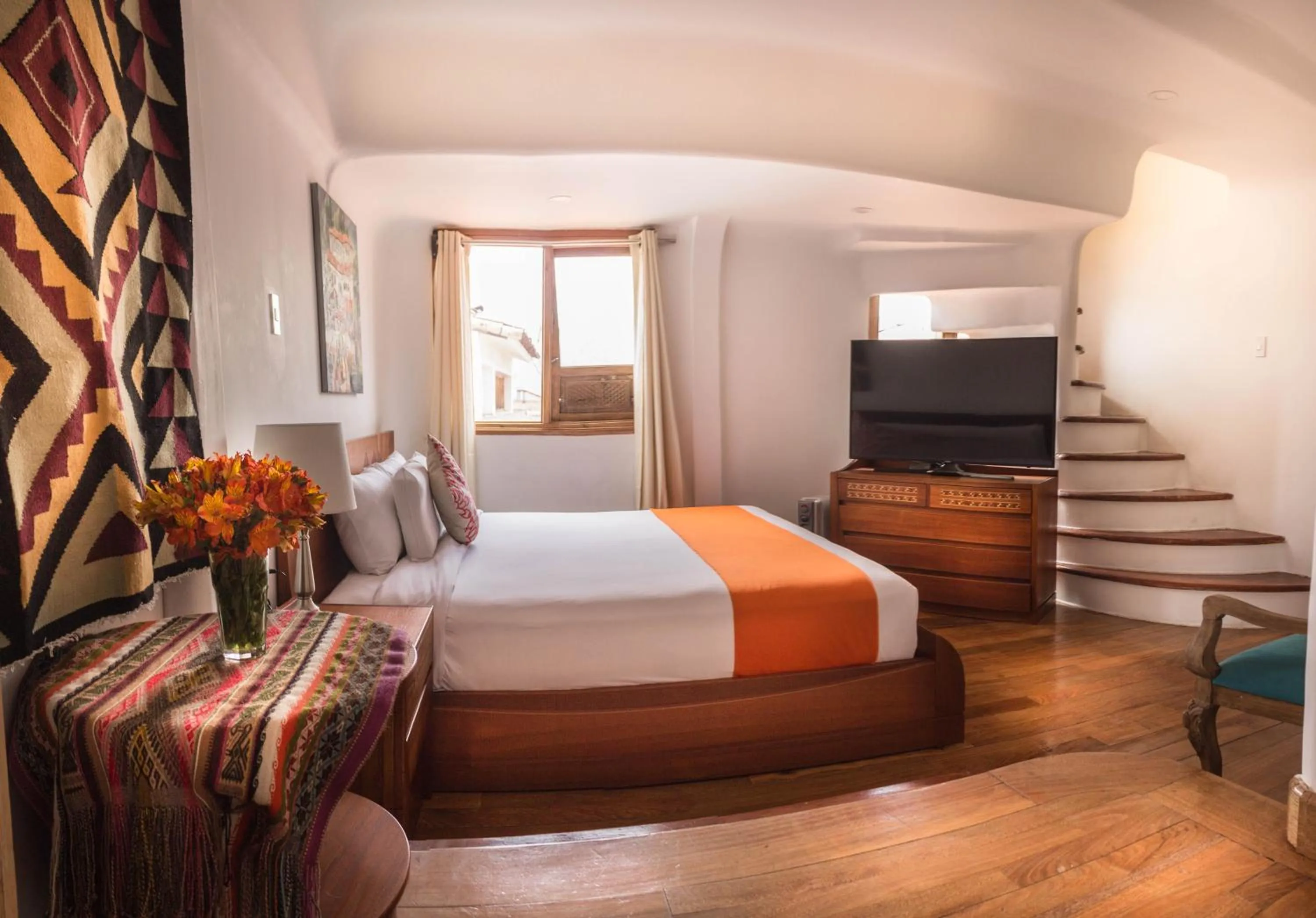 Photo of the whole room, Bed in Waman Qorikancha