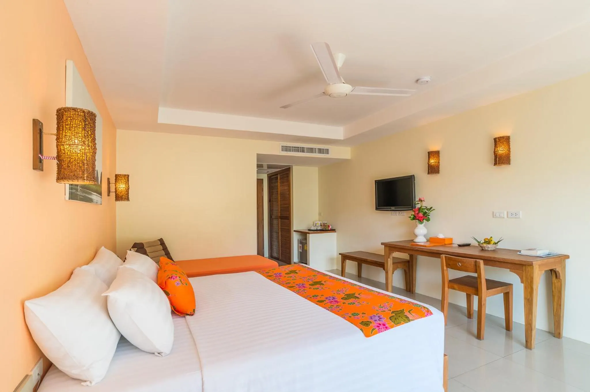 Photo of the whole room, Bed in Srisuksant Resort