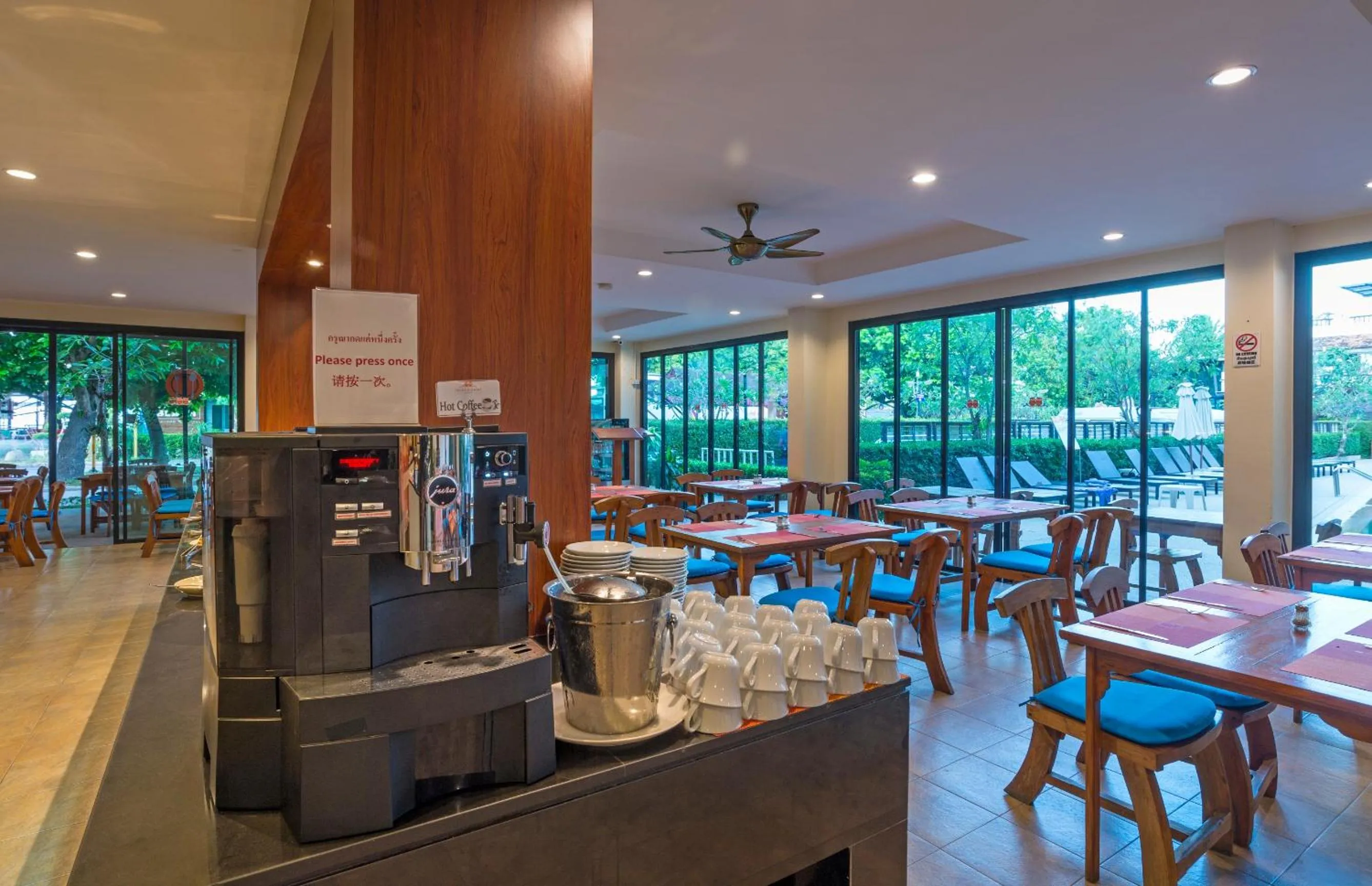 Food and drinks in Srisuksant Resort