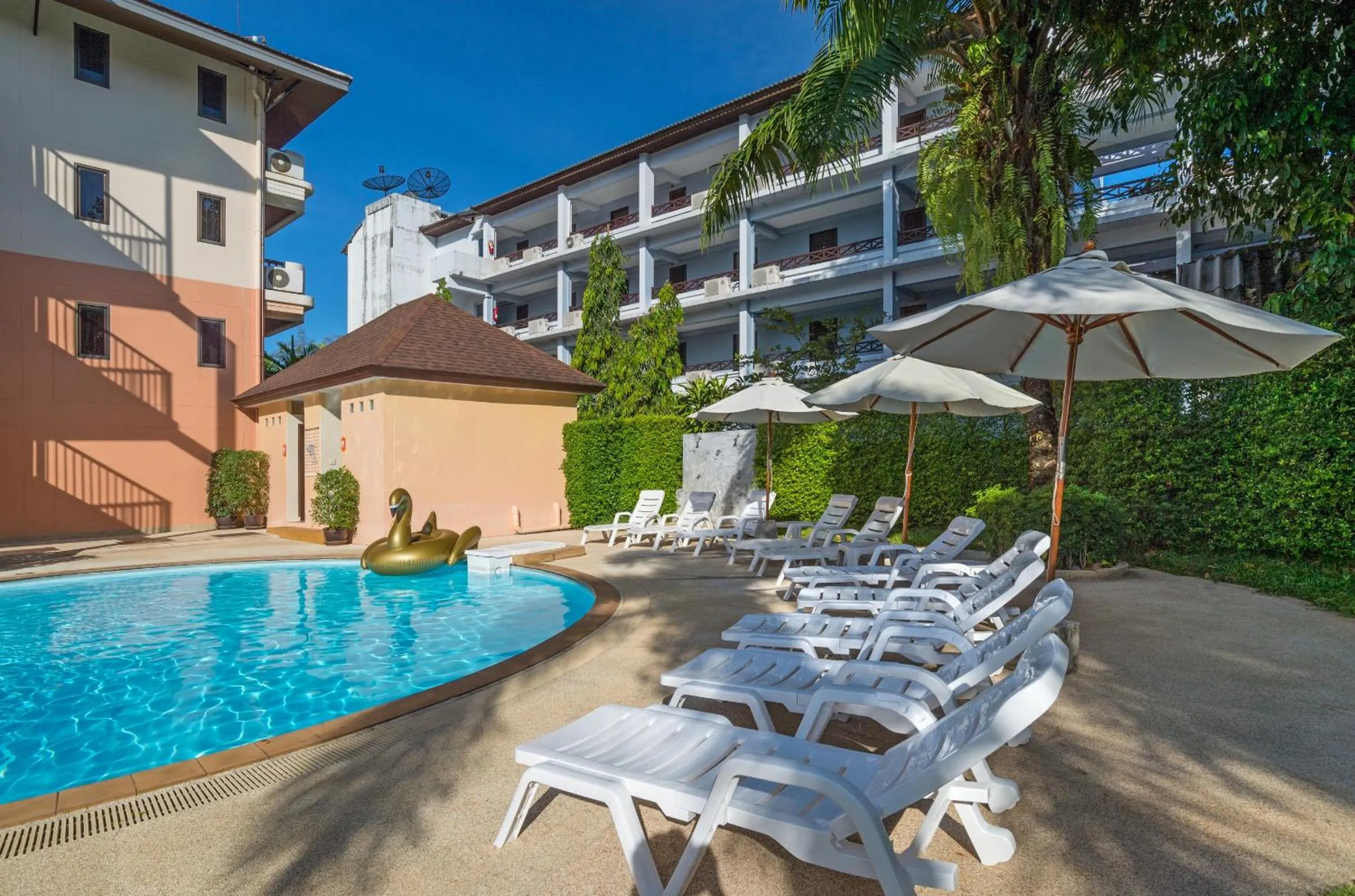 Swimming pool in Srisuksant Resort
