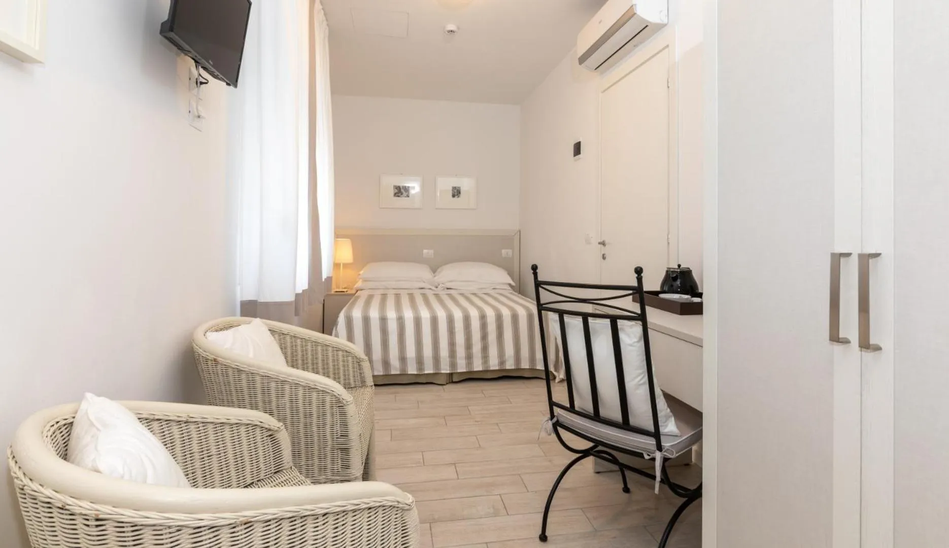 Photo of the whole room, Bed in Hotel Plaza Esplanade