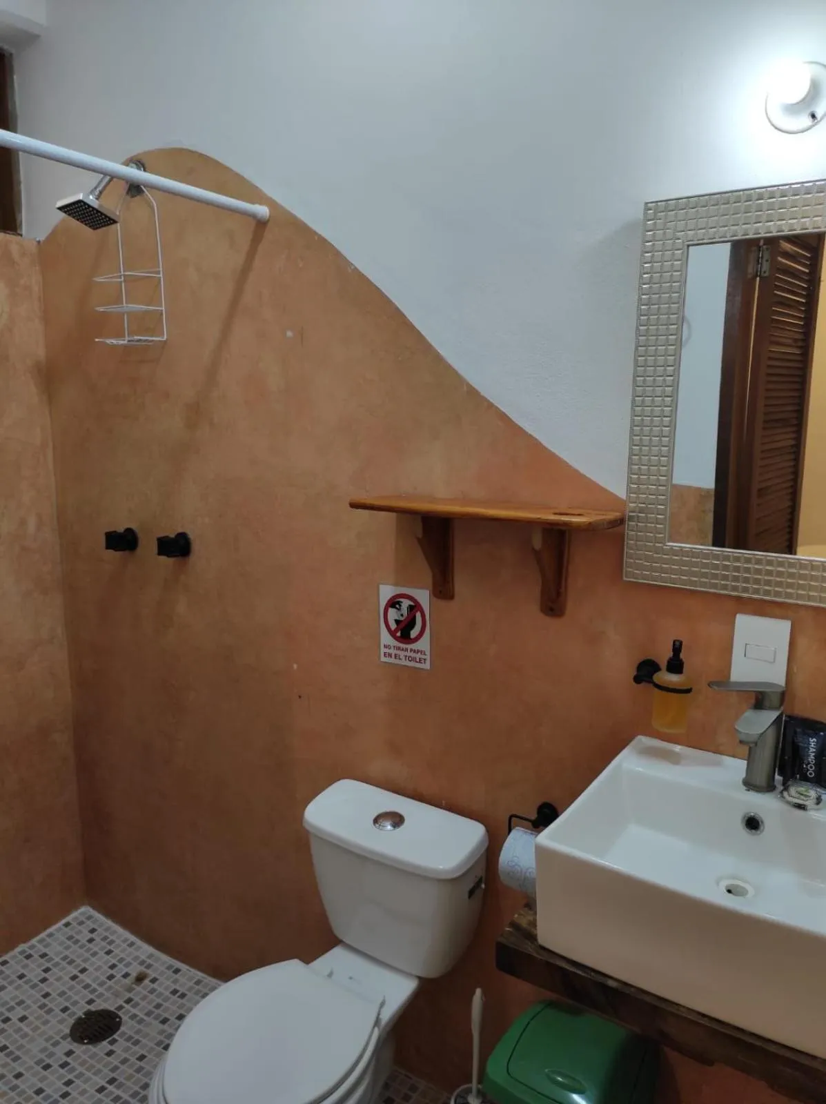 Toilet in Hotel Papaya Surf