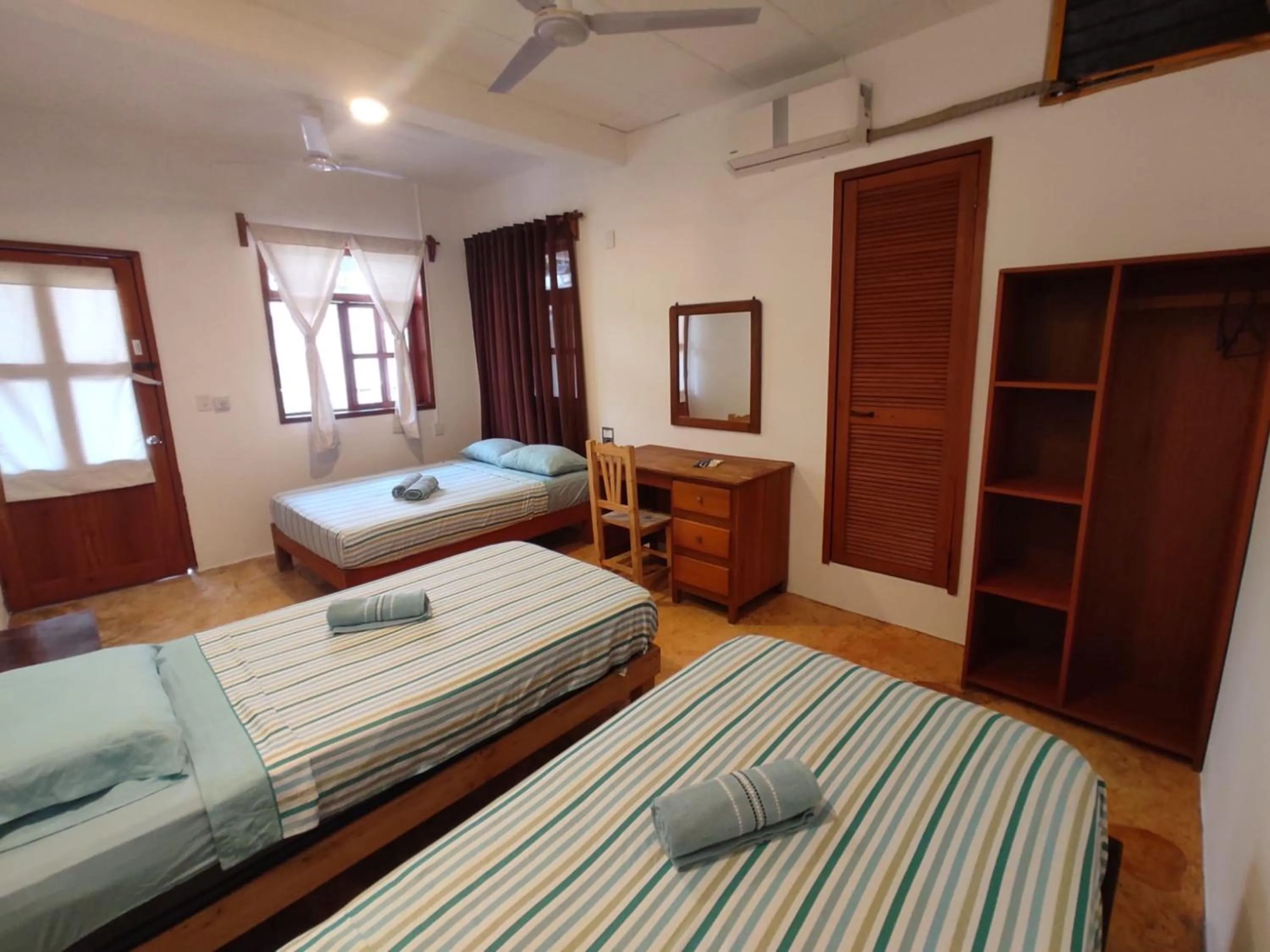 locker, Bed in Hotel Papaya Surf