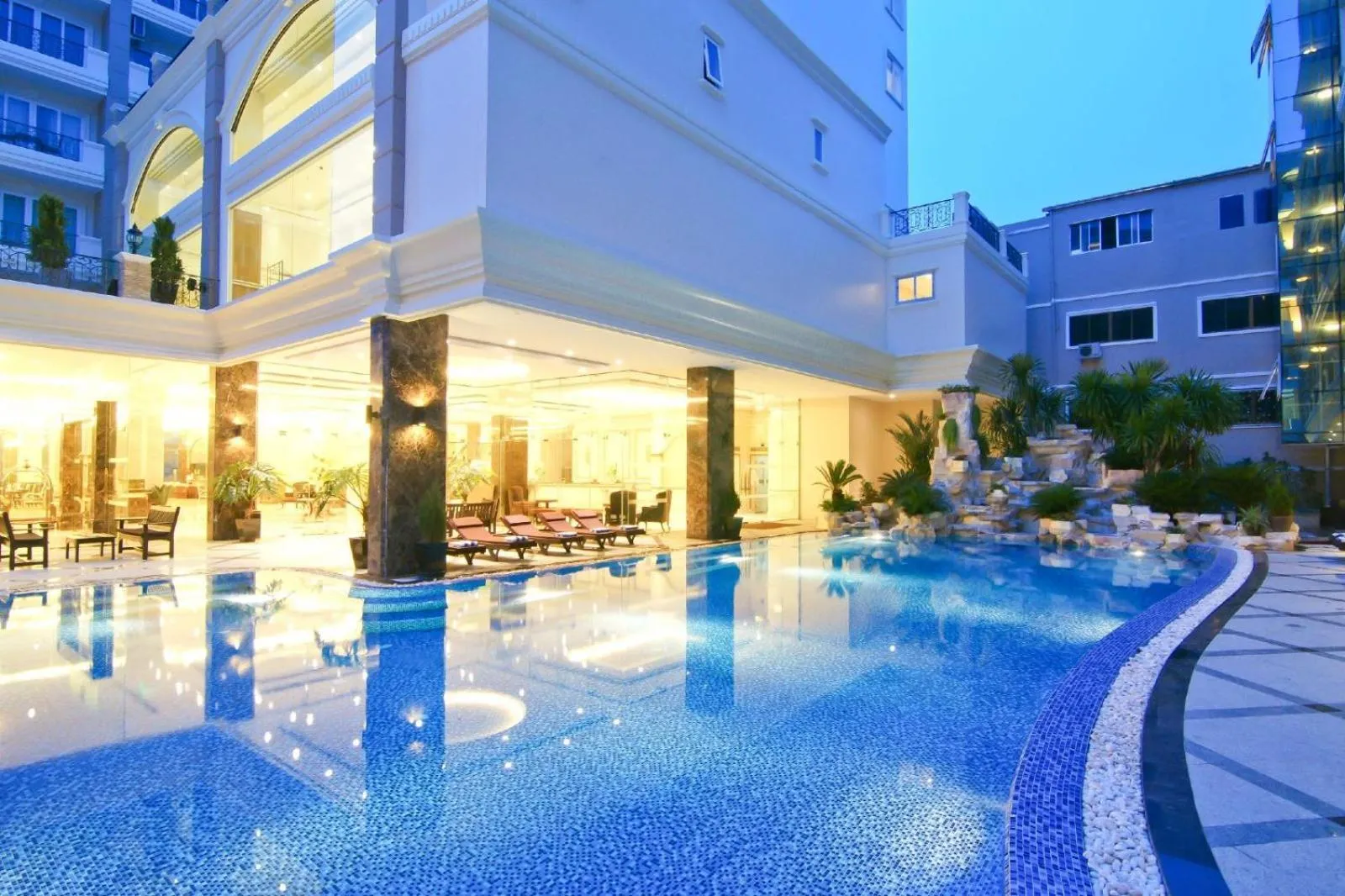 Swimming pool in LK Miracle Suite - SHA Extra Plus