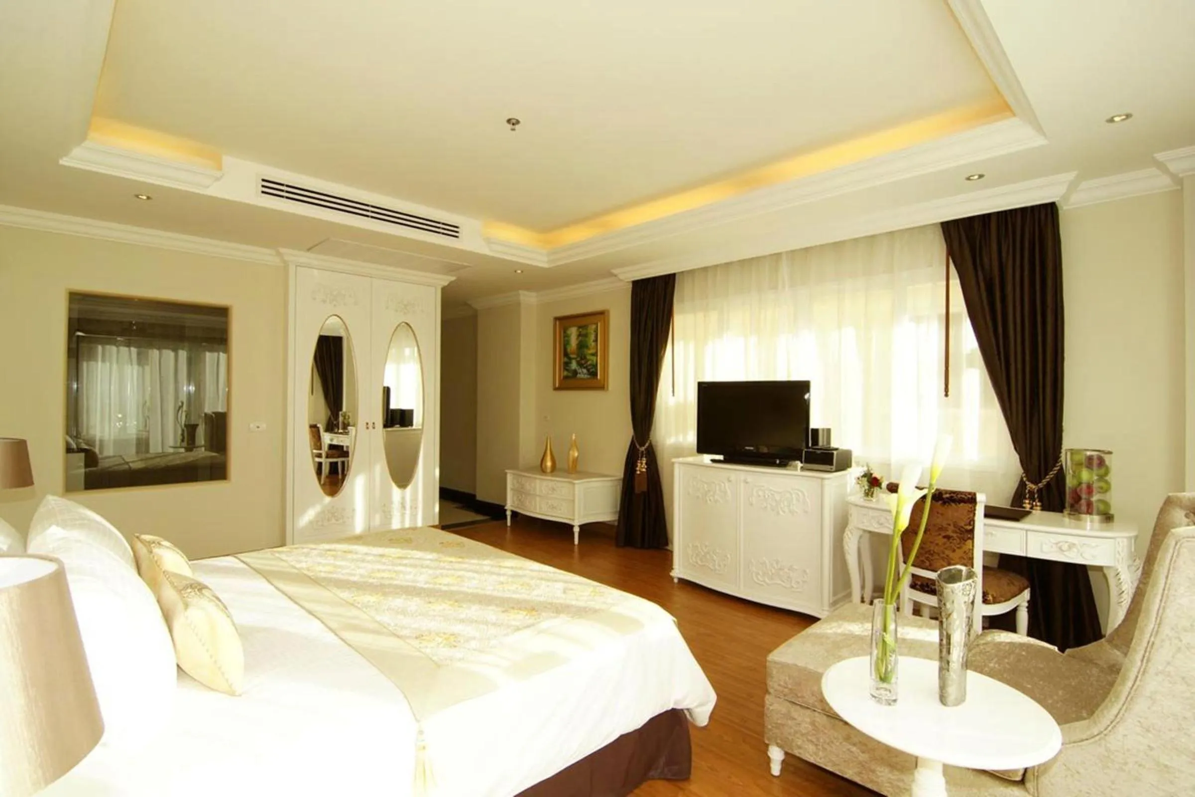 TV and multimedia, Bed in LK Miracle Suite - SHA Extra Plus