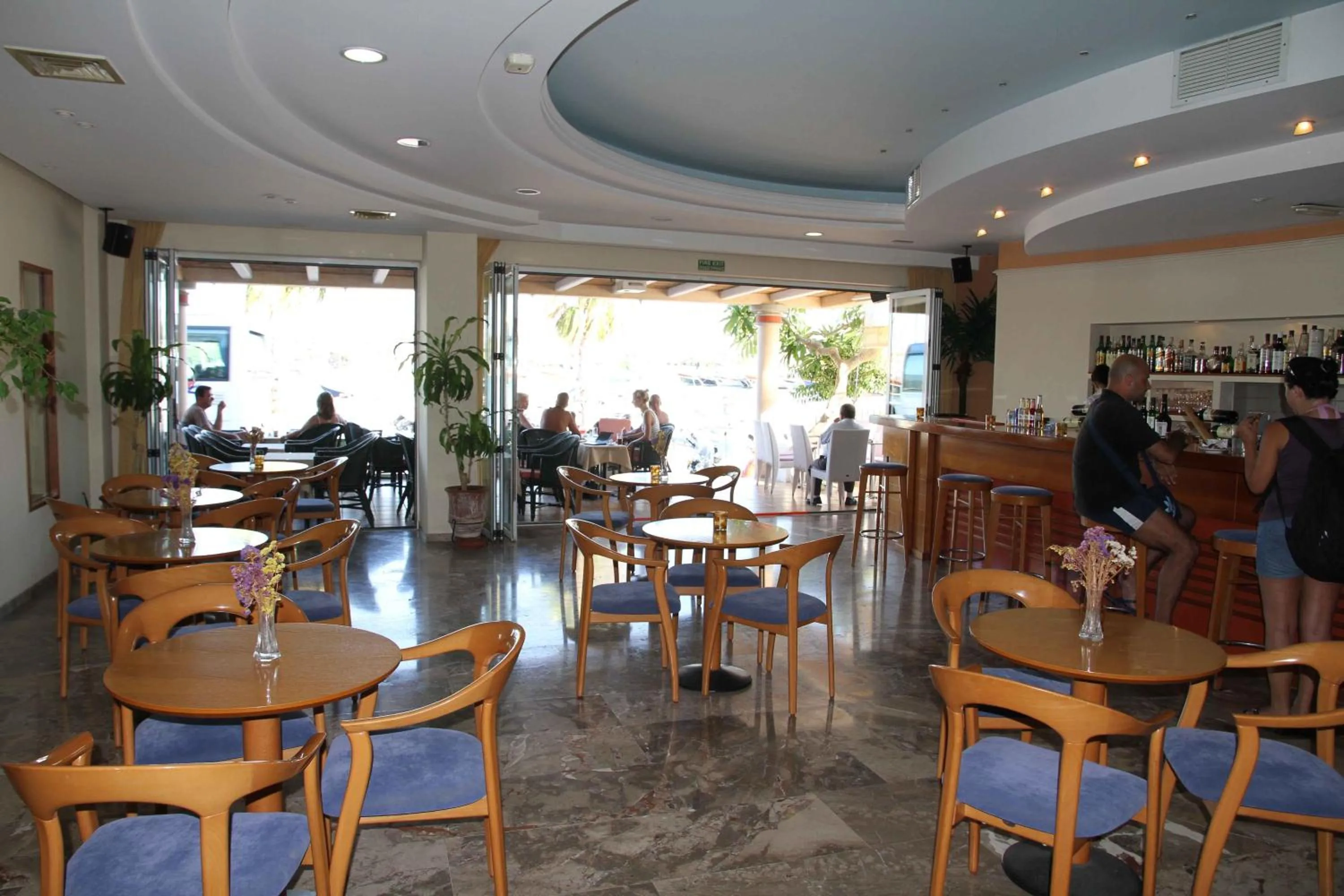 Restaurant/places to eat in Astron Hotel