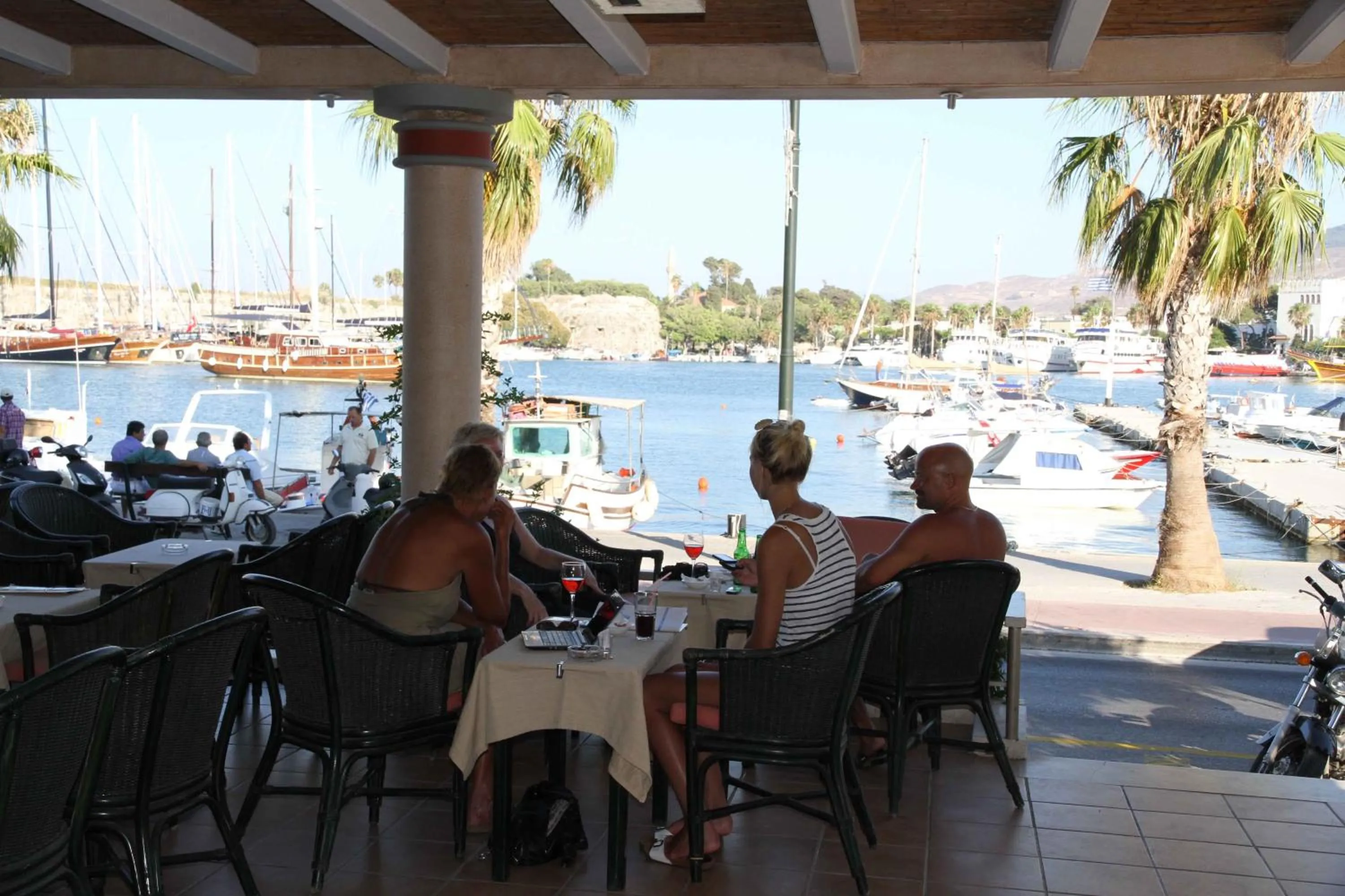 Restaurant/places to eat in Astron Hotel