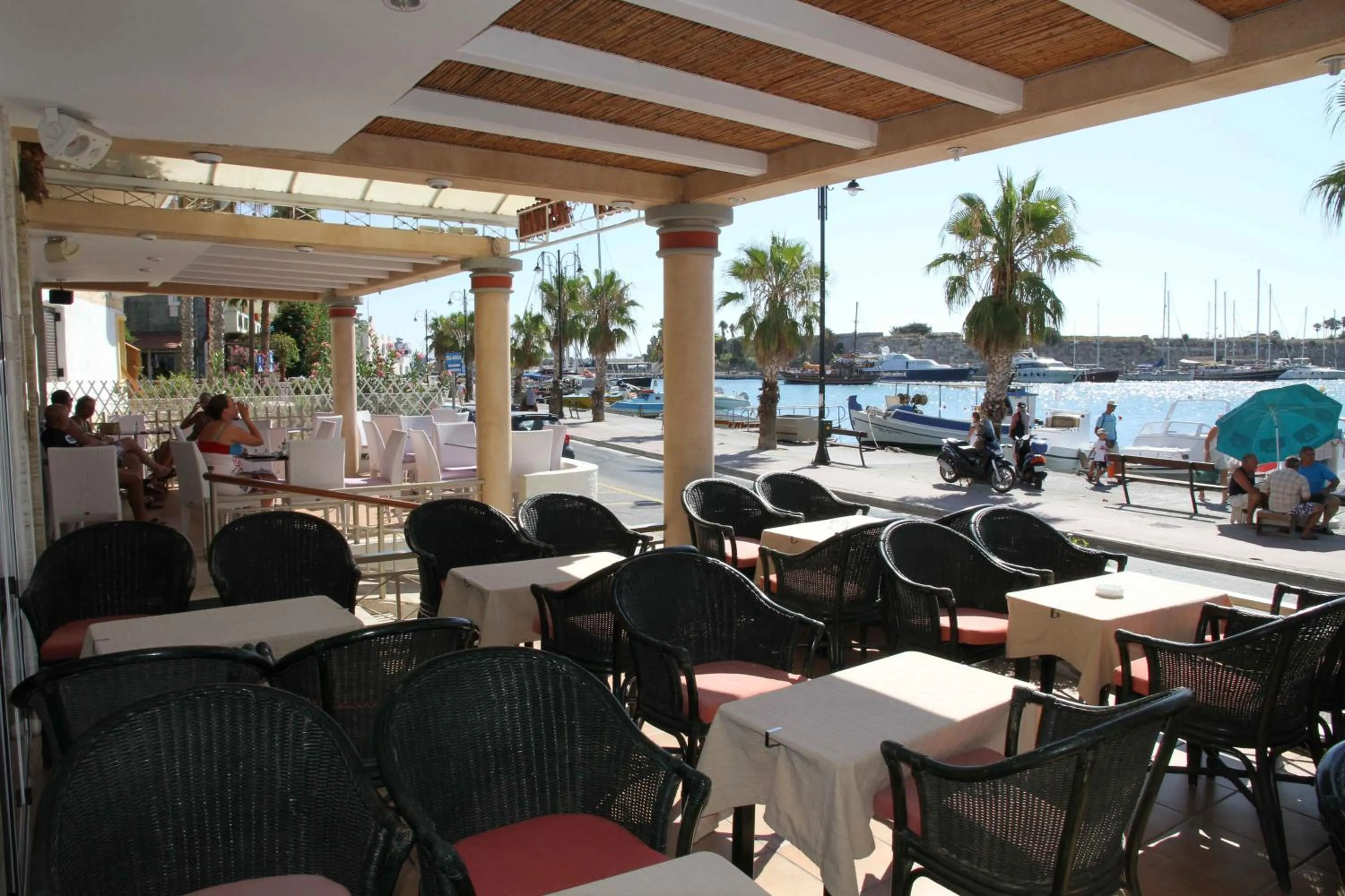 Restaurant/places to eat in Astron Hotel