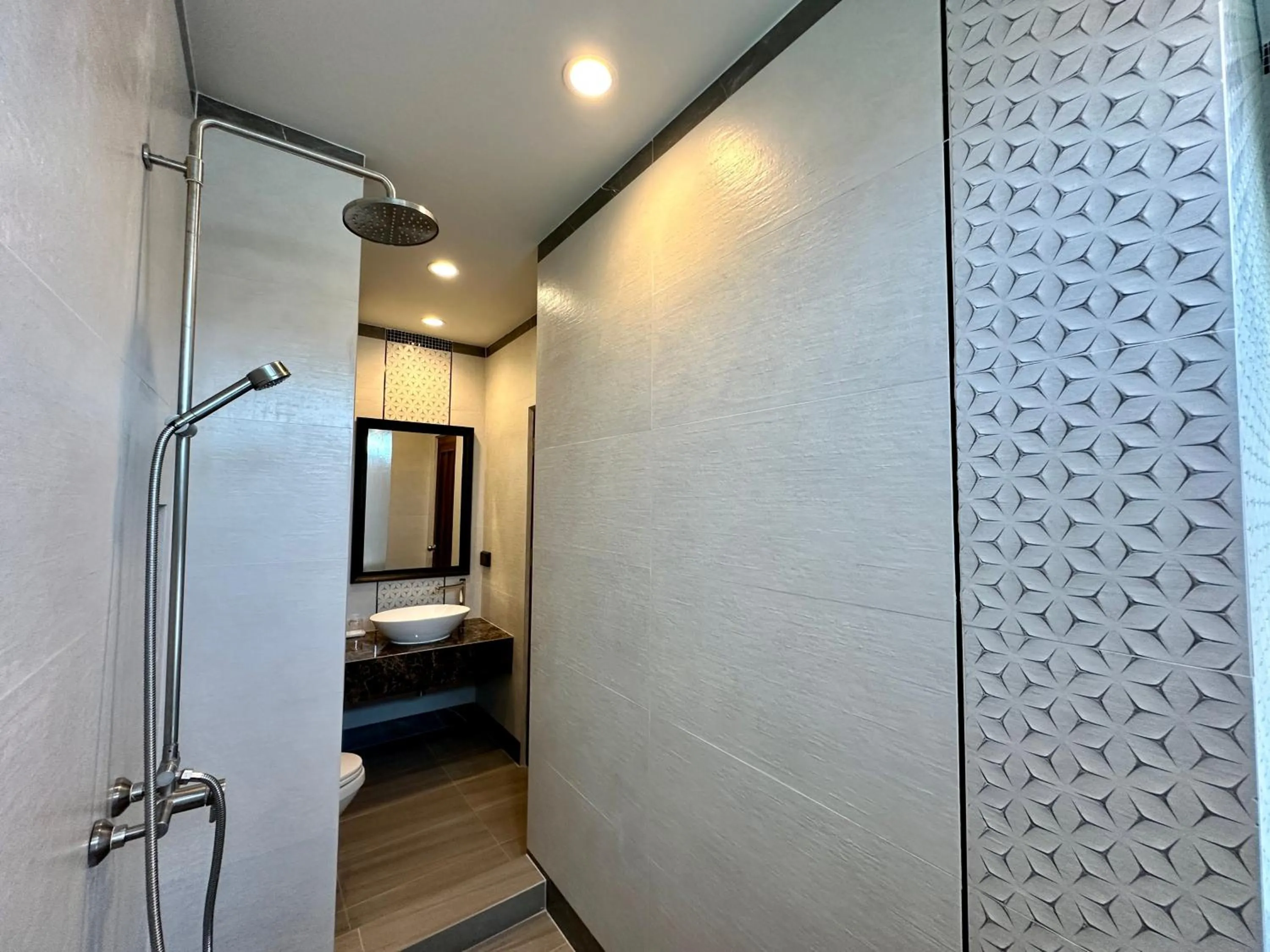 Bathroom, Bed in Mangrove Prestige Hotel