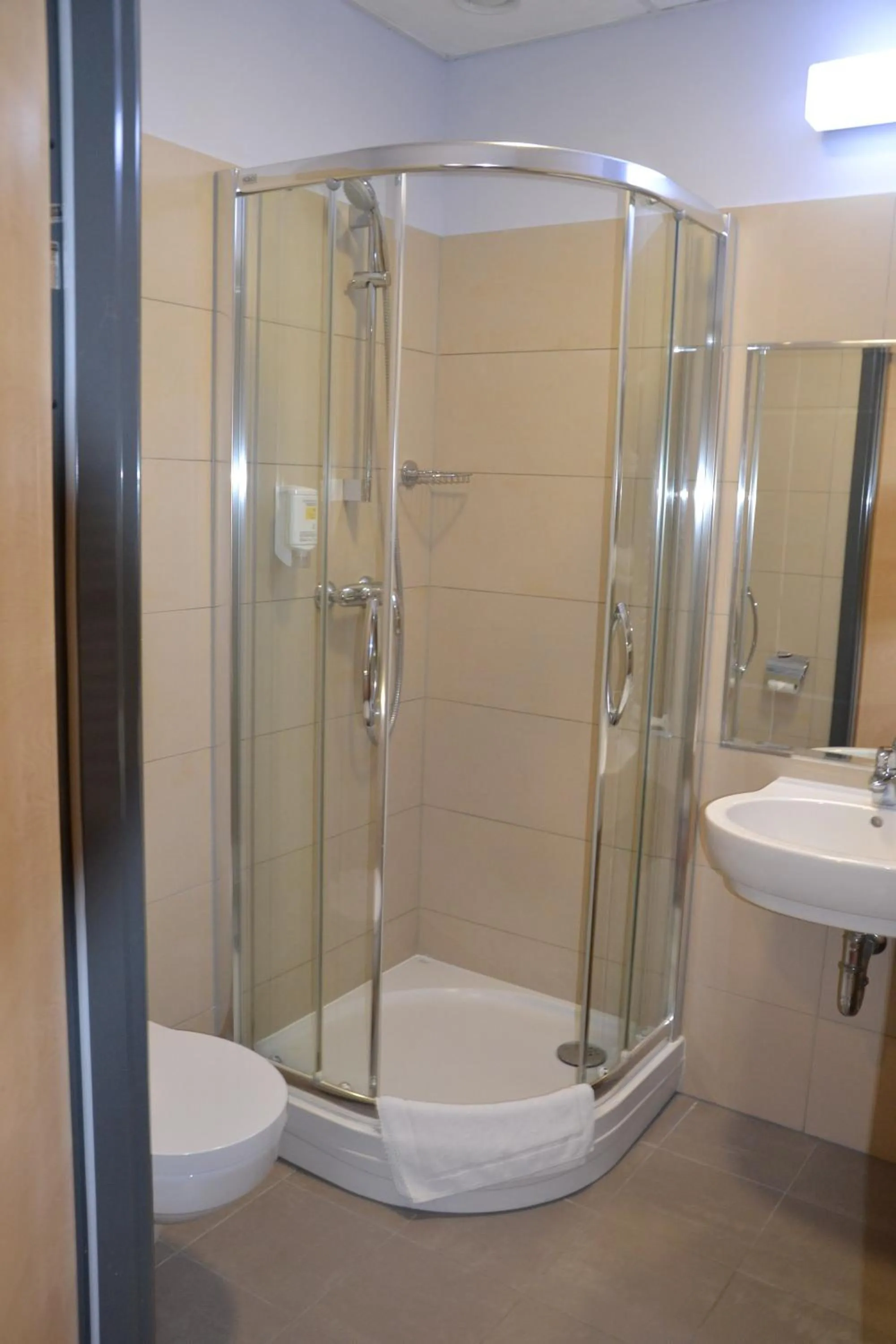 Bathroom in Hotel Kolna - darmowy parking, basen w cenie