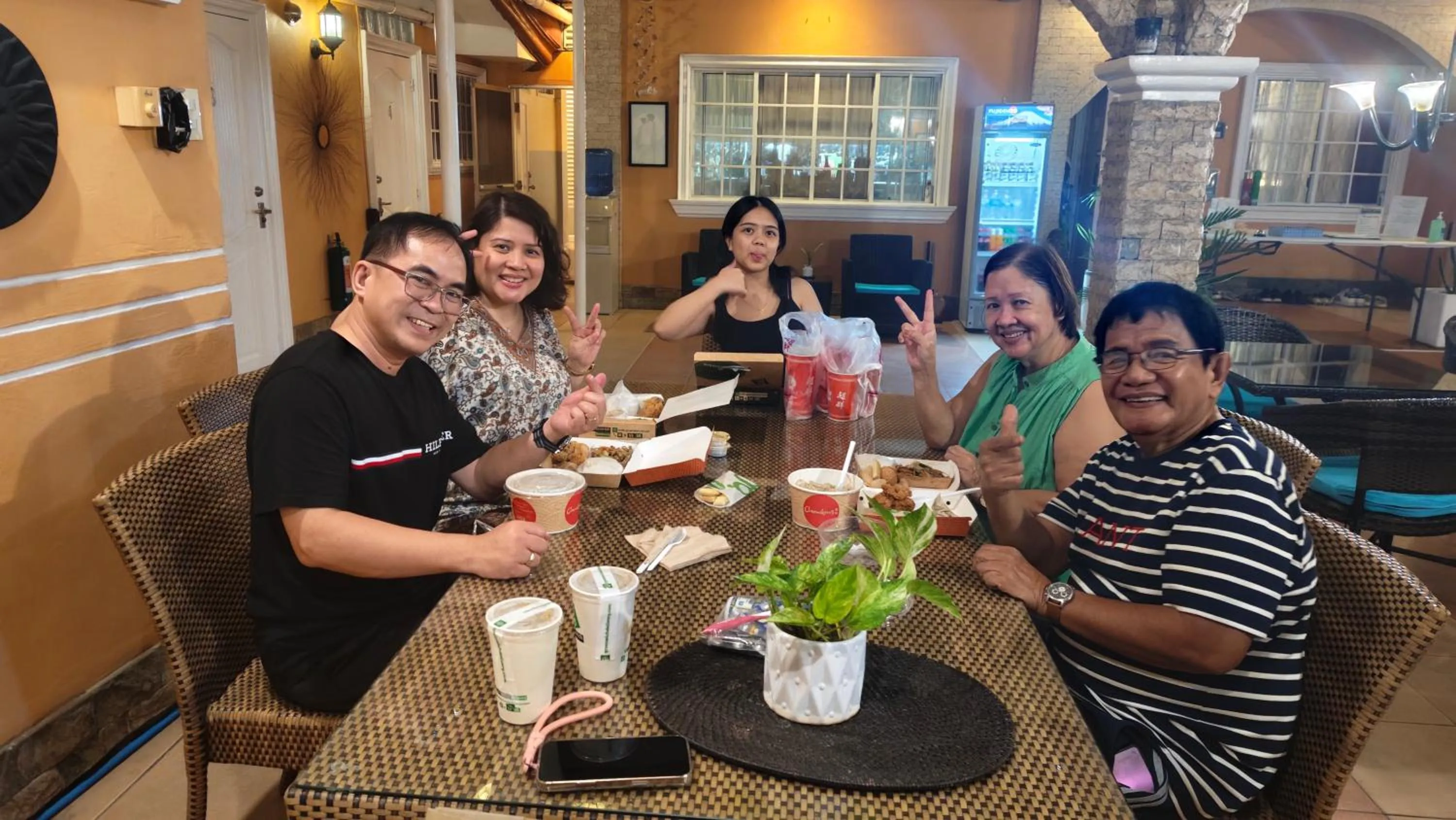 Restaurant/places to eat in Little Norway Guesthouse - Mactan Cebu International Airport