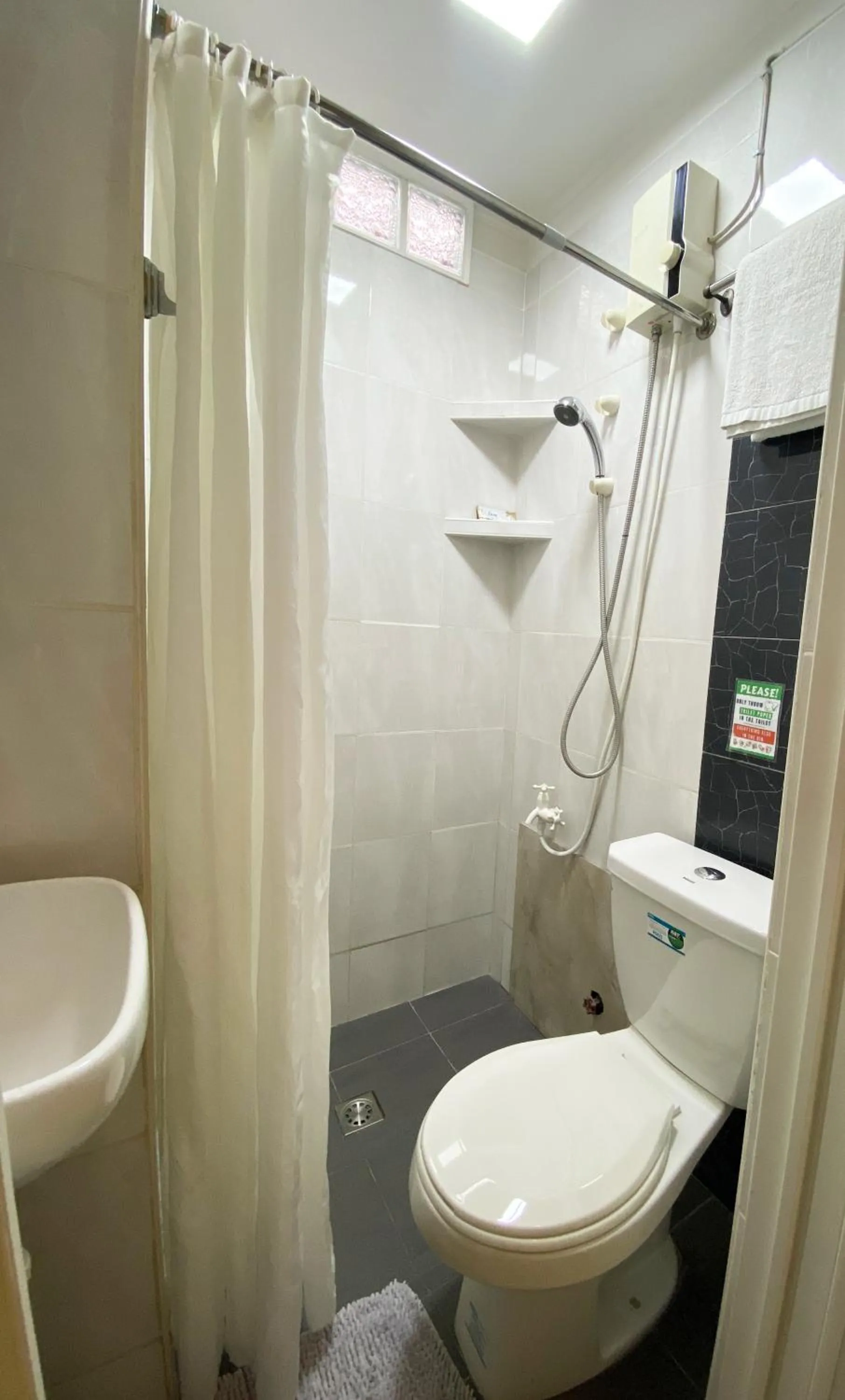 Toilet in Little Norway Guesthouse - Mactan Cebu International Airport