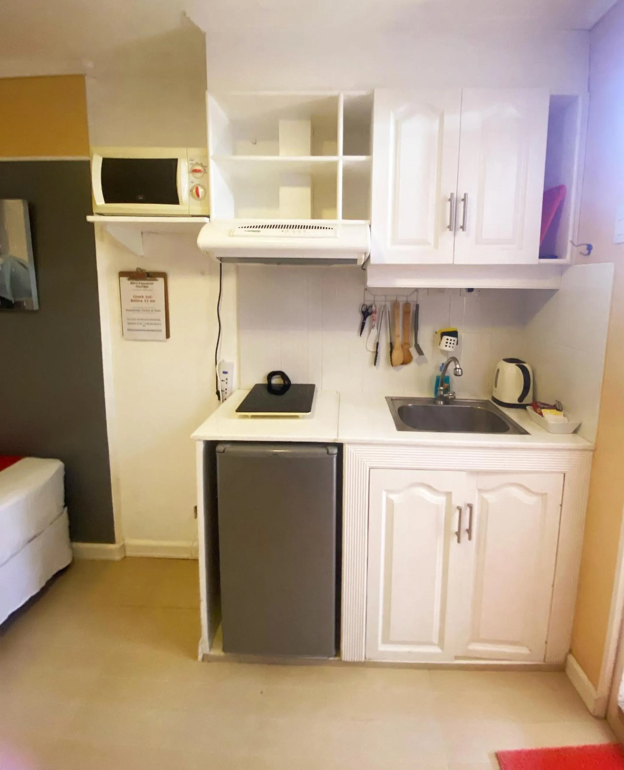 Kitchen or kitchenette in Little Norway Guesthouse - Mactan Cebu International Airport