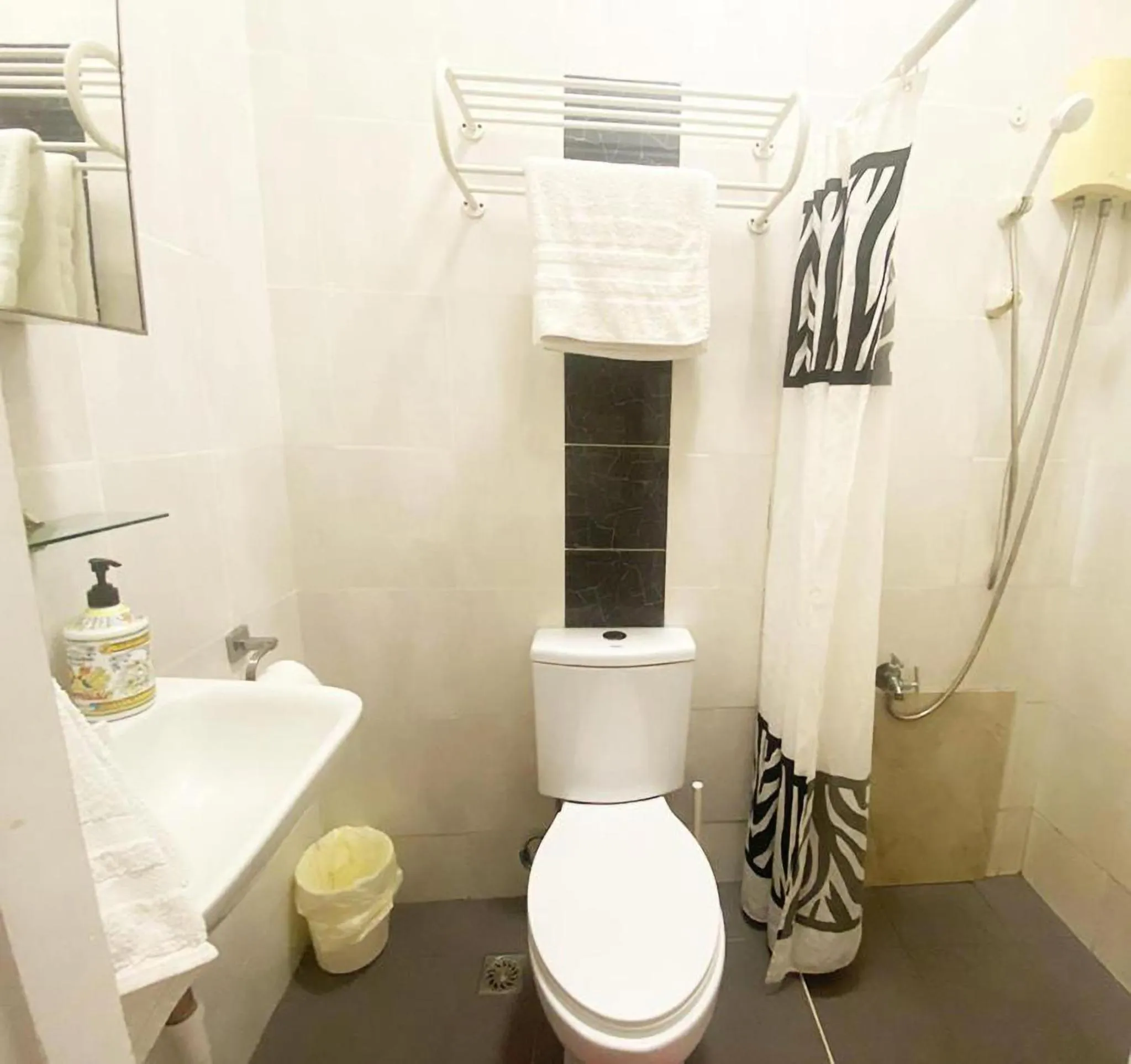 Bathroom in Little Norway Guesthouse - Mactan Cebu International Airport