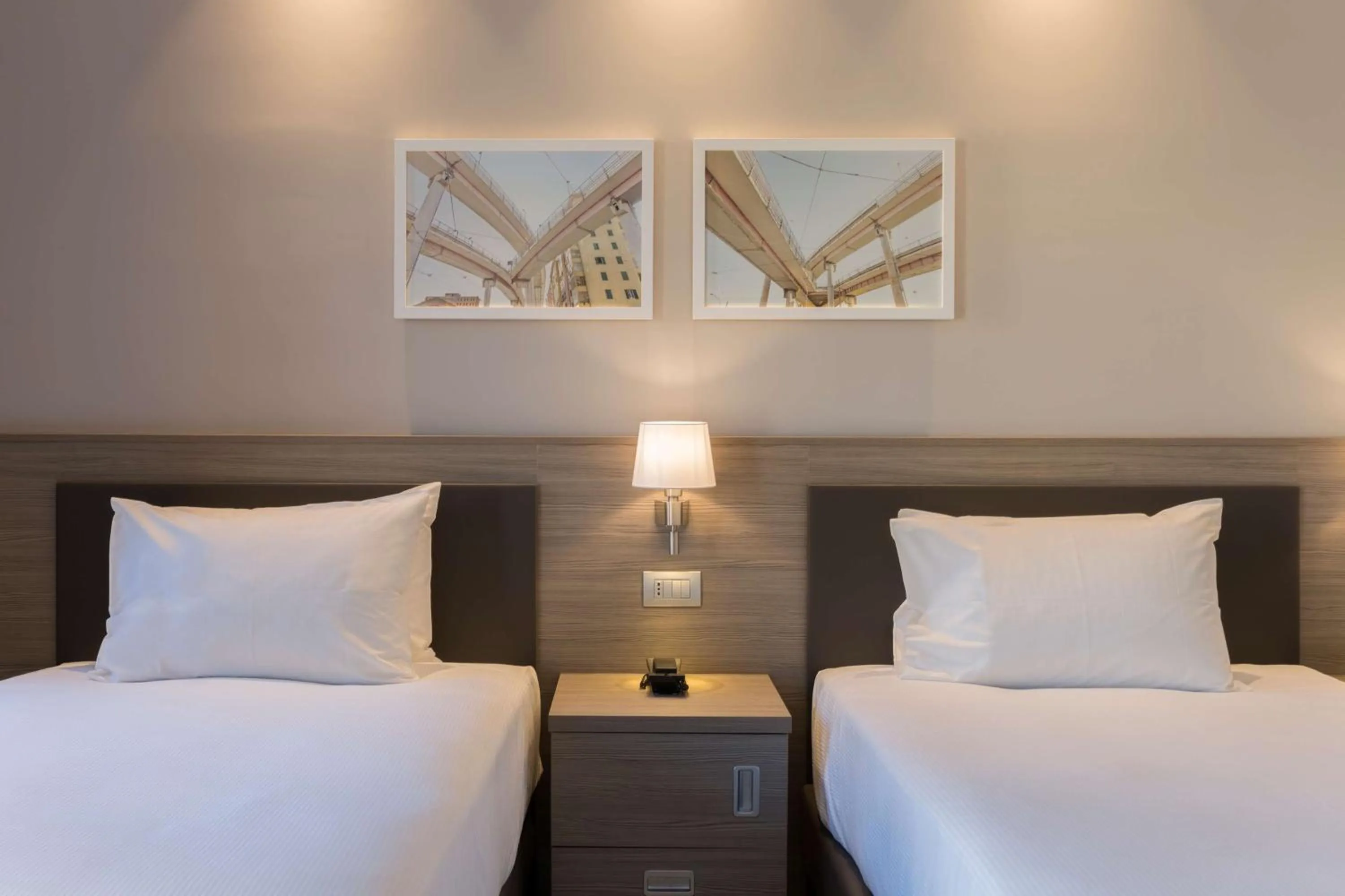 Bed in Hampton By Hilton Rome East