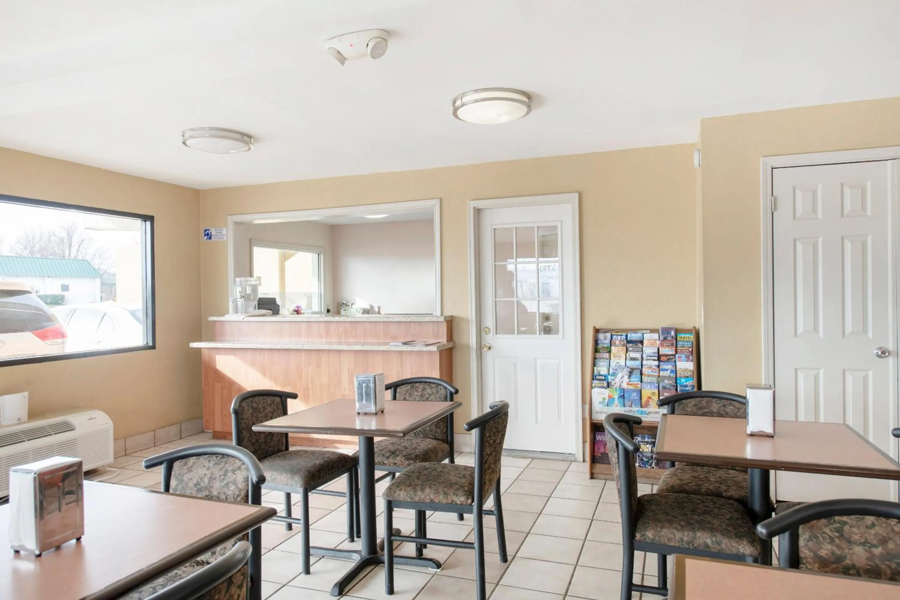 Dining area in OYO Hotel Tulsa International Airport
