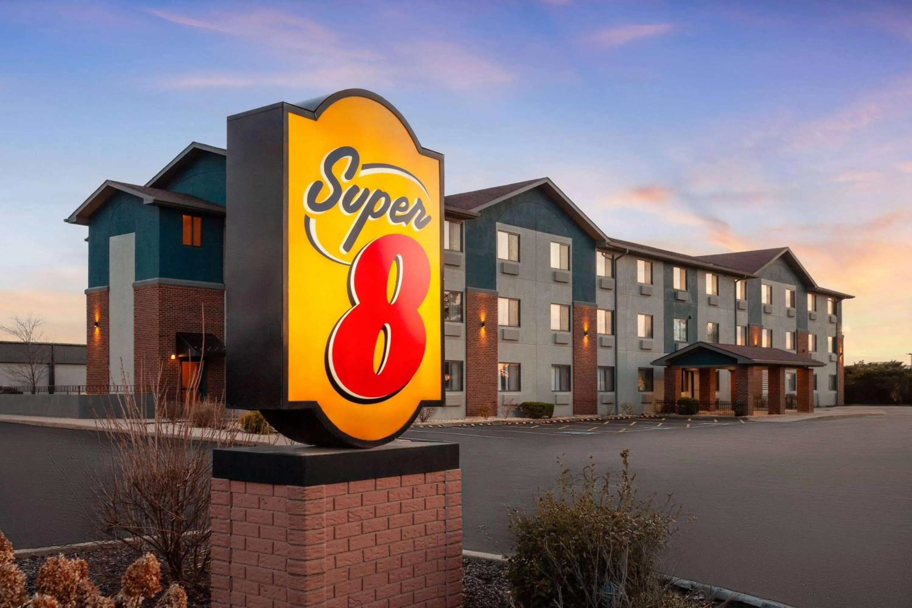Property building in Super 8 by Wyndham Romeoville Bolingbrook